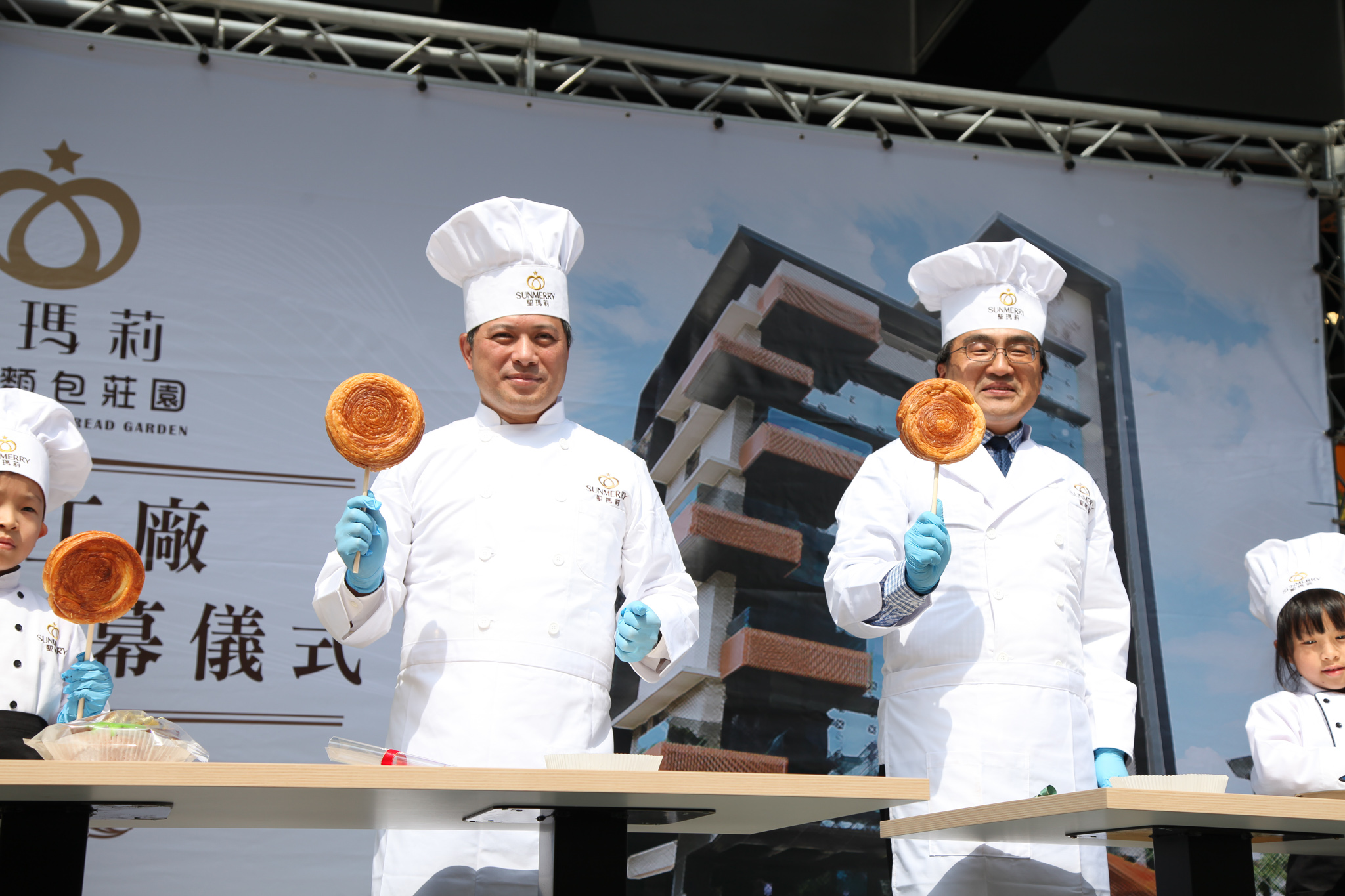 「聖瑪莉丹麥麵包莊園」開幕典禮，新北市副市長吳明機(左)與經濟部工業局長呂正華(右)體驗手作DIY