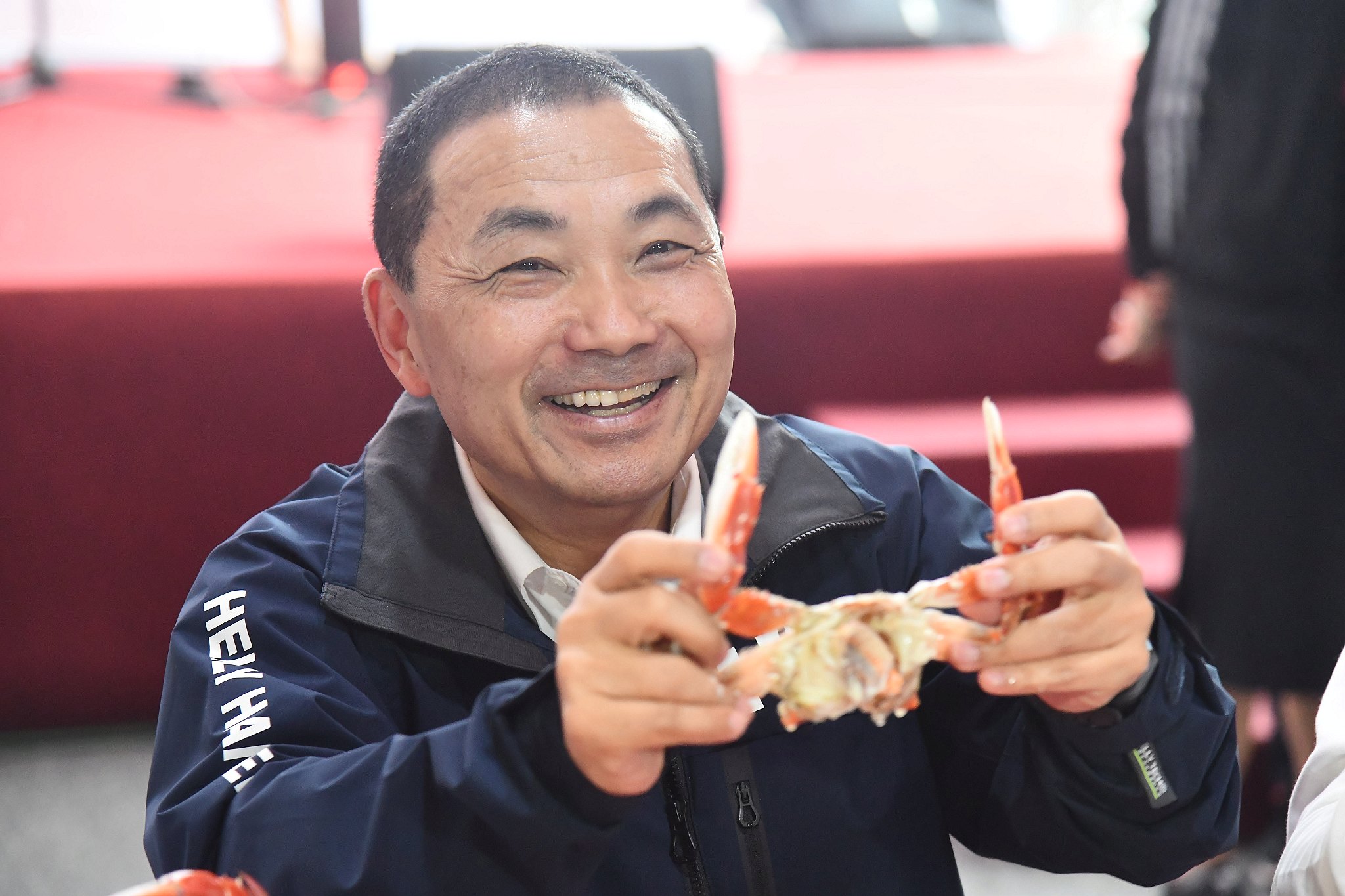 侯市長邀請民眾一起品嚐鮮美的萬里蟹。