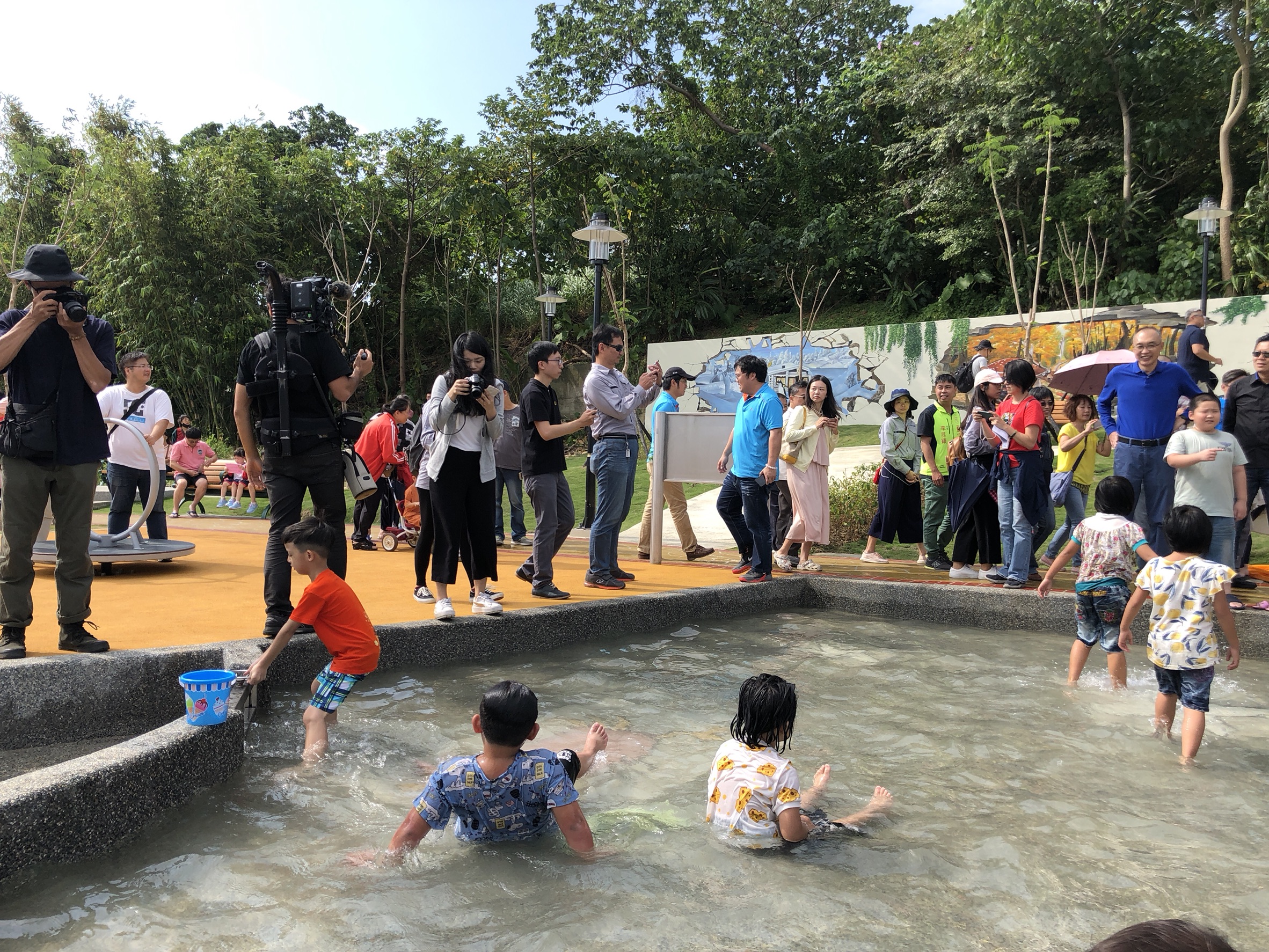 小朋友在永吉公園玩水區戲水