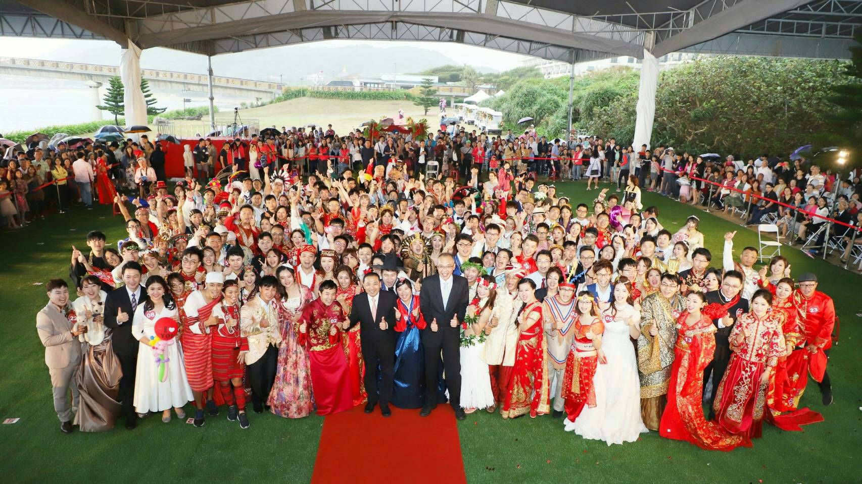 市長侯友宜、副市長謝政達一起見證百對新人完婚。