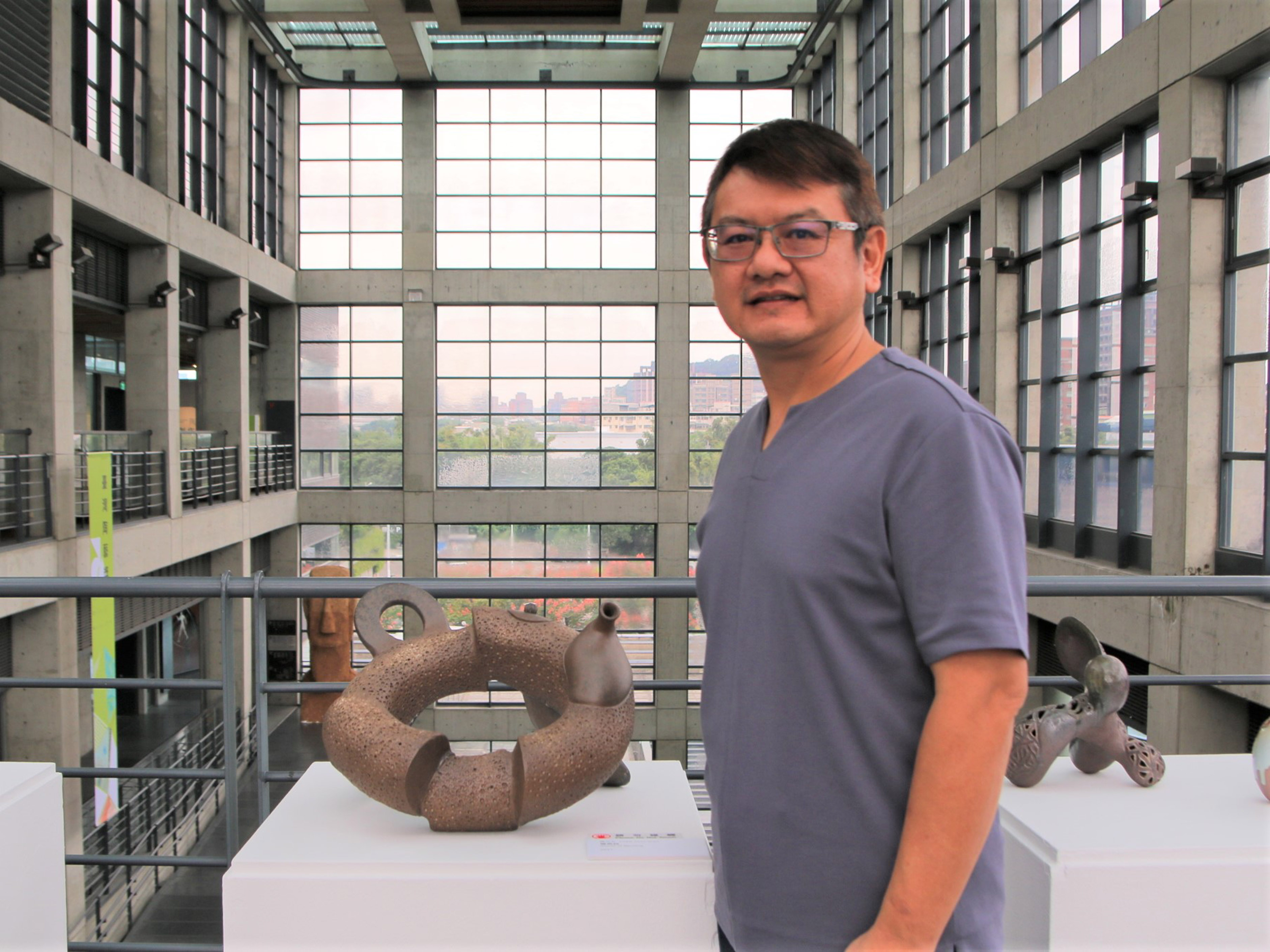 「晟達陶瓷工藝社」第二代陳元杉延續父親製陶手法外，作品造形跳脫傳統風格。