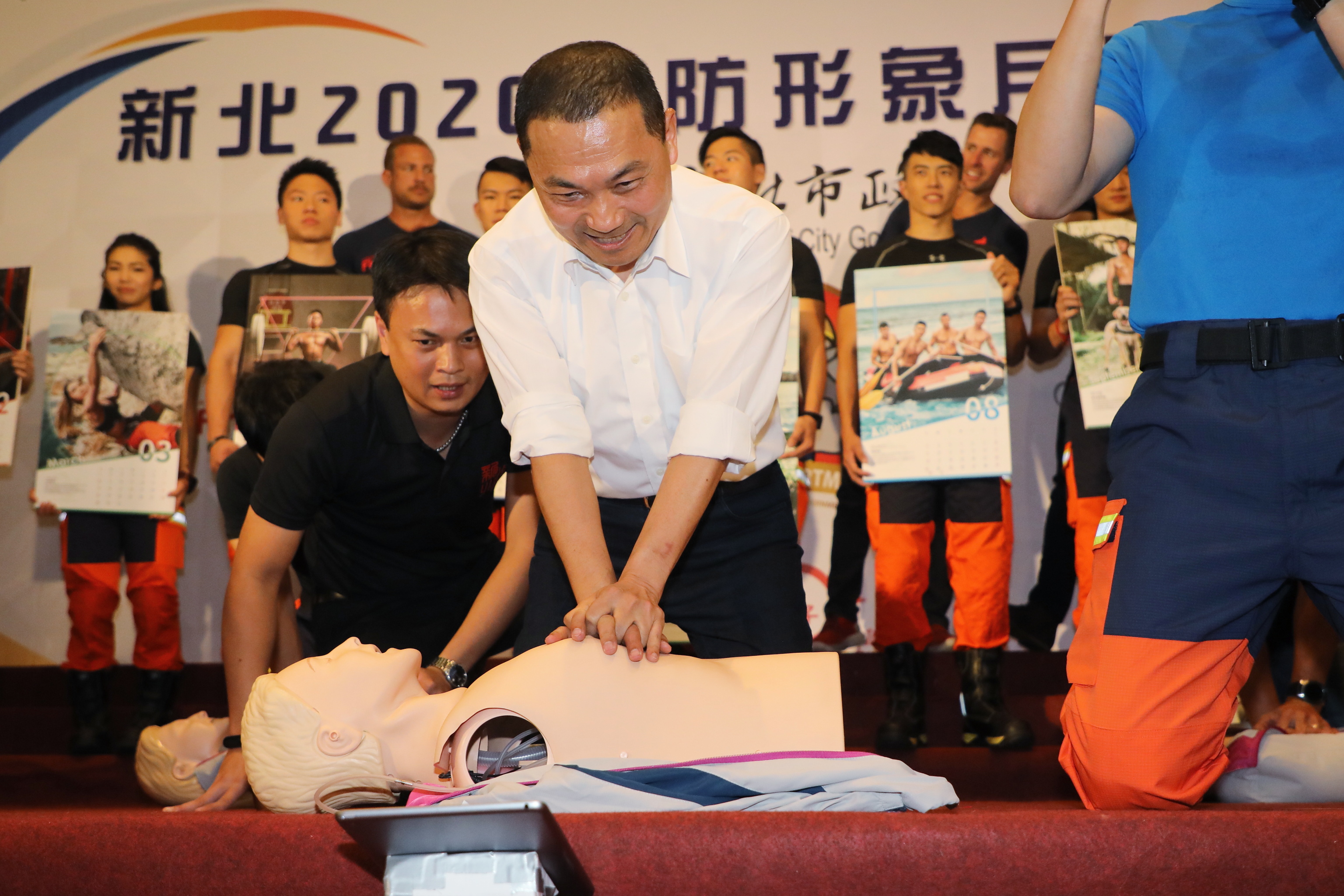 2020消防形象月曆發表暨公益活動合作記者會，侯友宜市長與台澳消防員同場對尬CPR