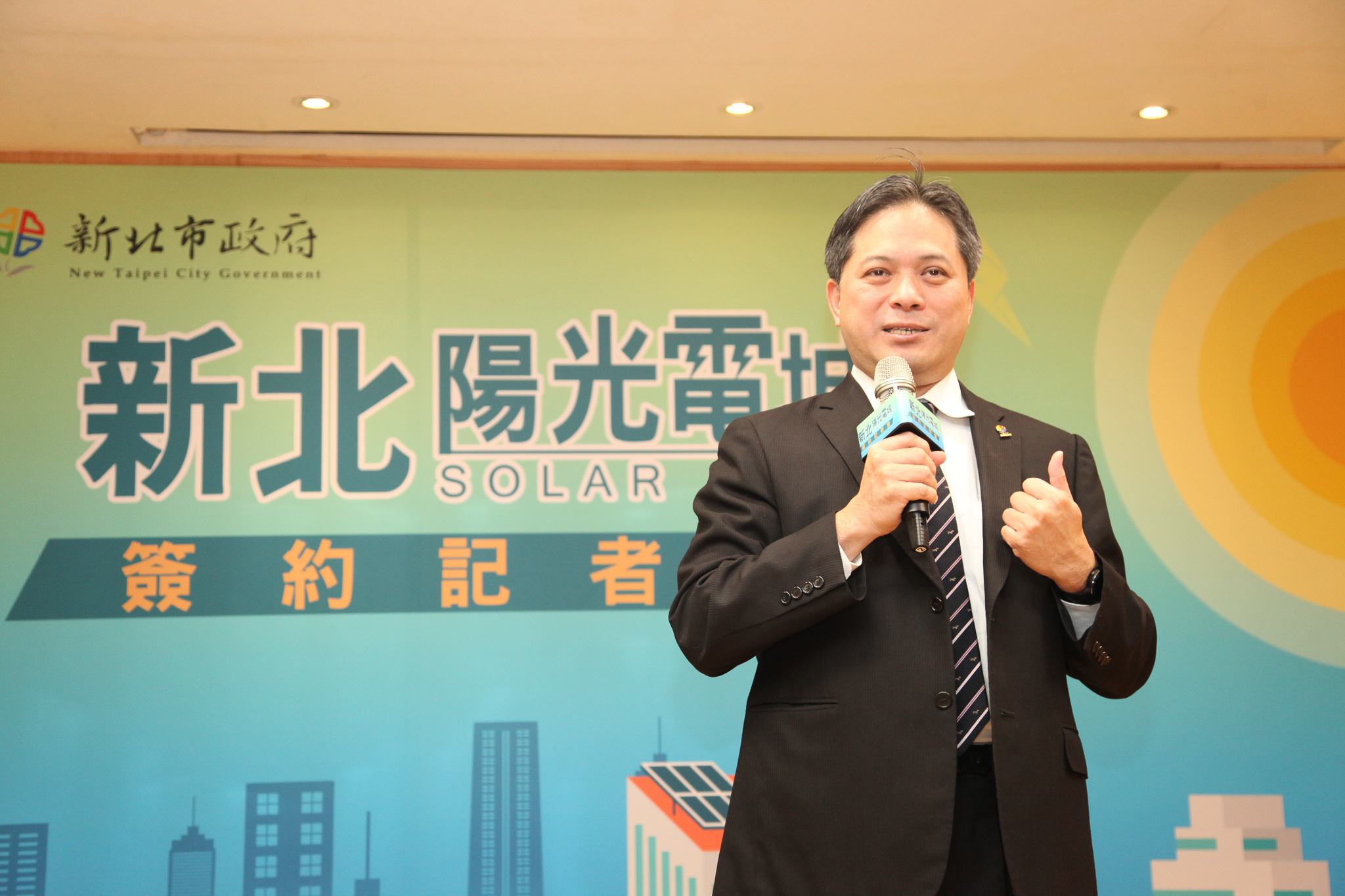 副市長吳明機鼓勵更多廠商及民眾加入於屋頂設置太陽光電的行列