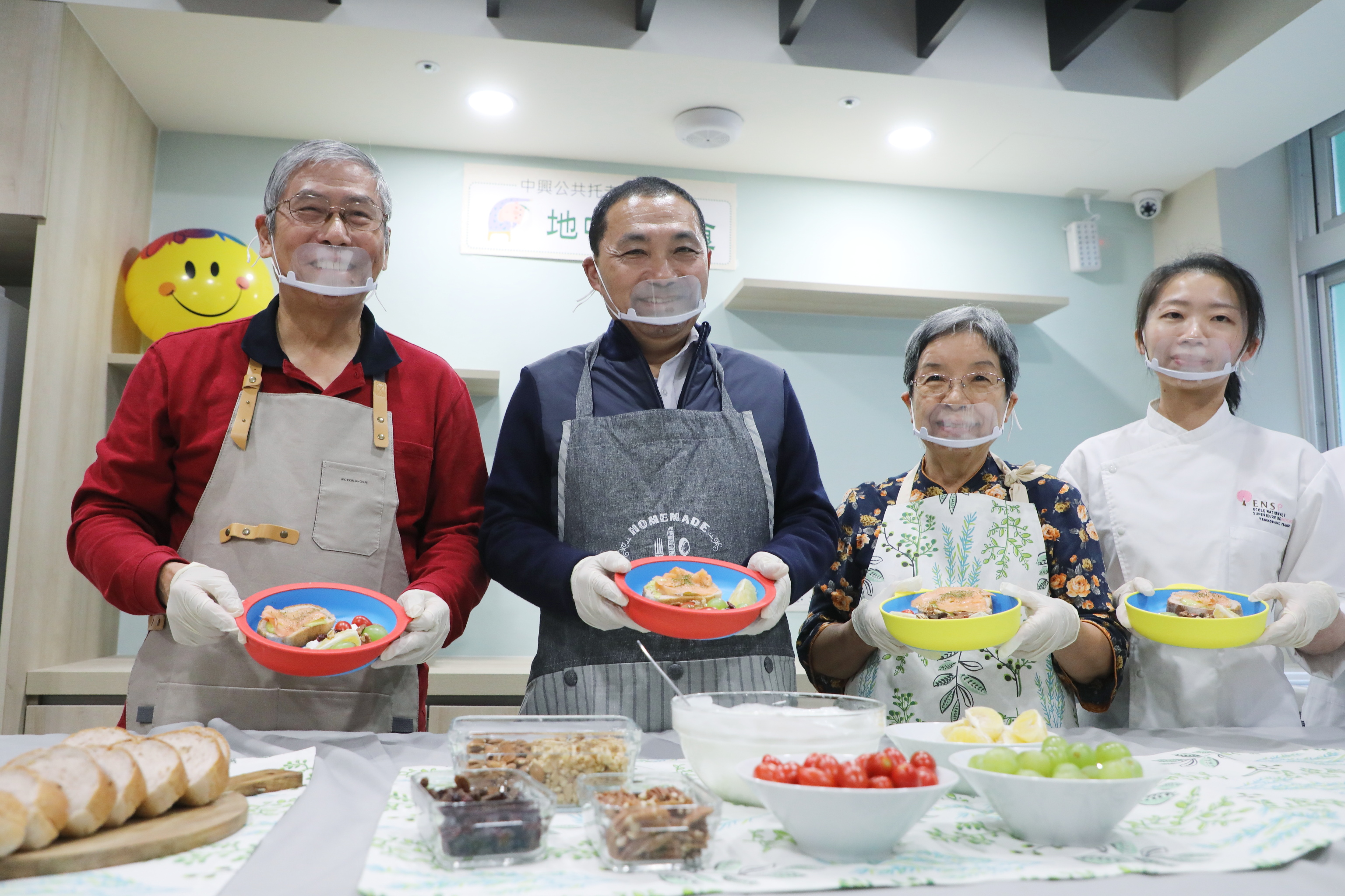 永和中興公共托老中心開幕，侯友宜市長與長者一同製作特色健康料理。