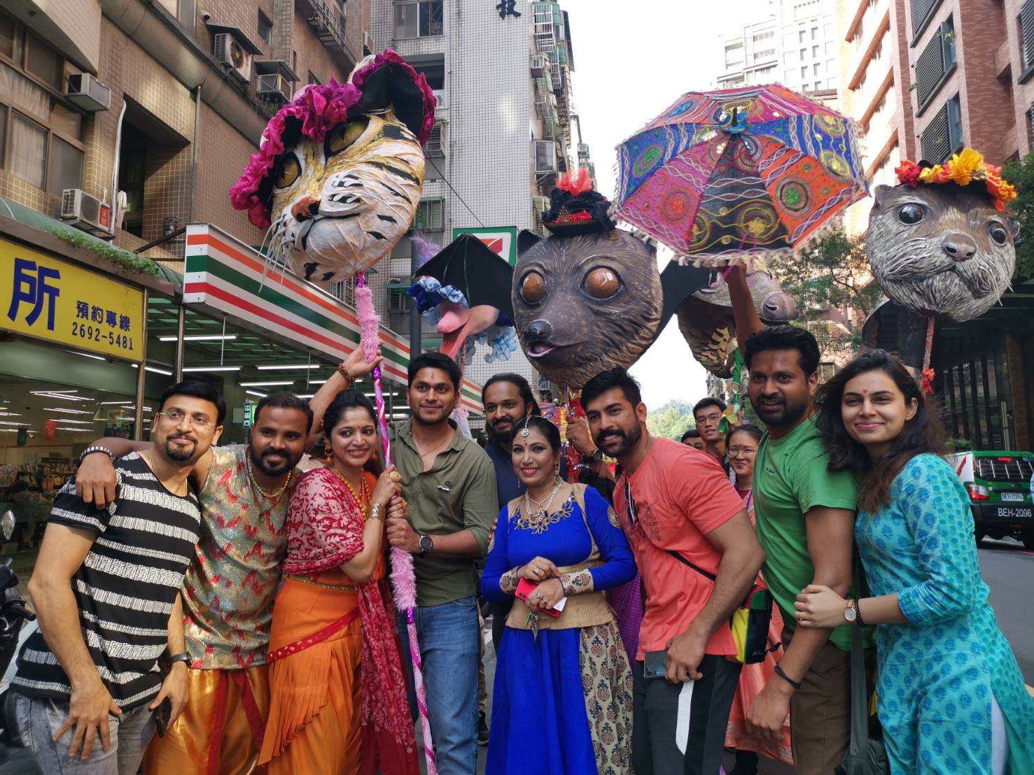 2019印度文化節舞者與現場民眾熱情參與活動遊行