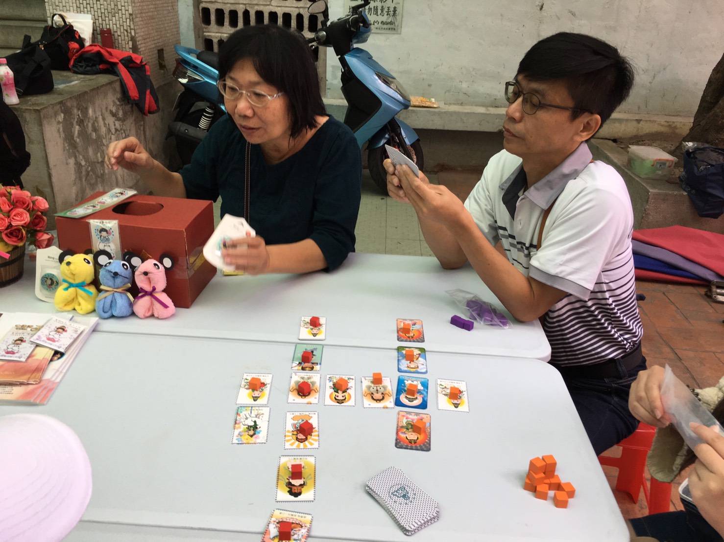 今年藥師佛文化法會外場，首度將有趣的「Q寶吉祥物」化成有趣的卡牌桌遊，讓更多年輕族群透過益智遊戲啟善，親近認識藥師佛。