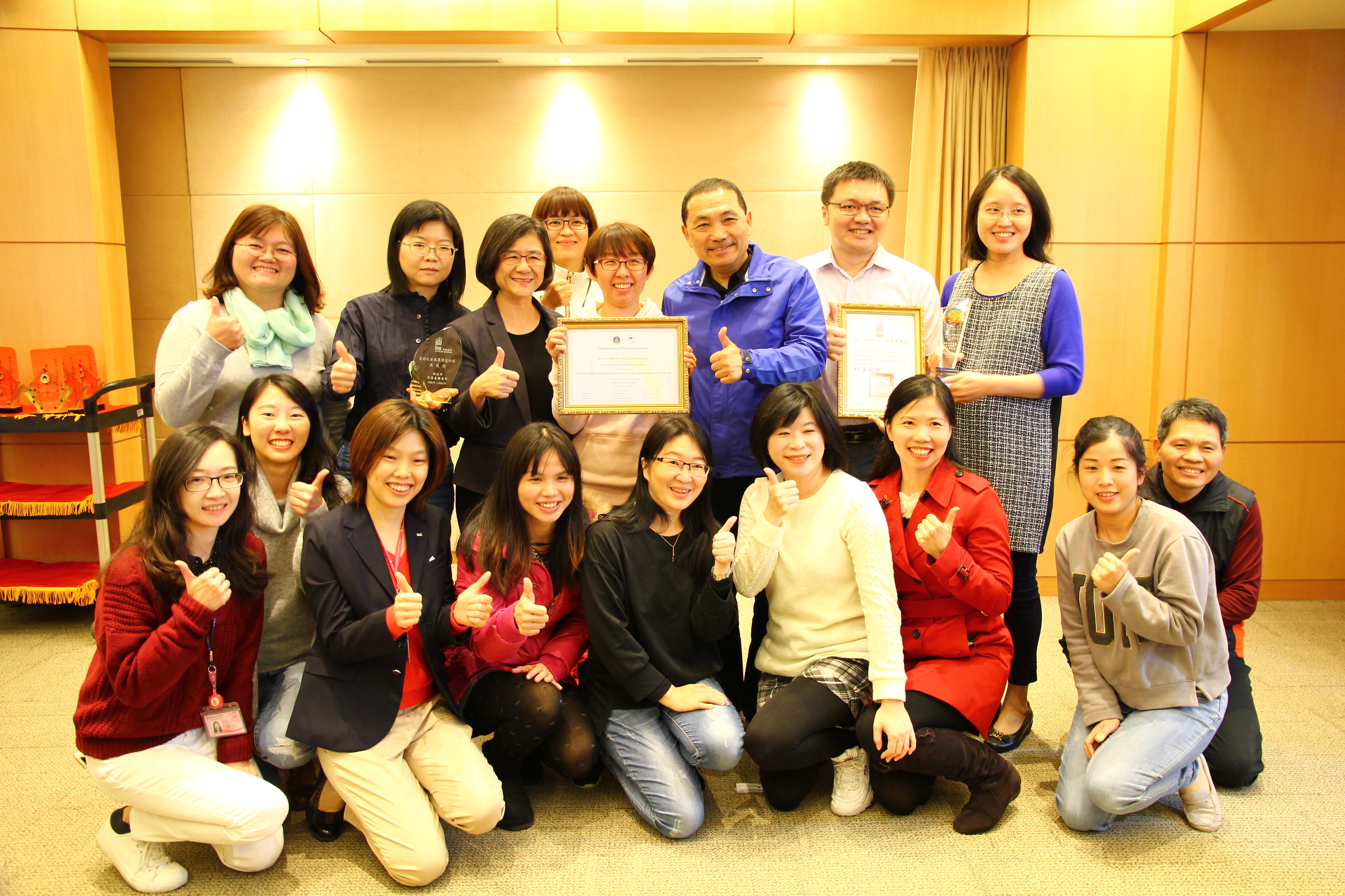 新北市衛生局榮獲第51屆亞太國際公共衛生大會「最佳海報獎」，於市政會議獻獎。