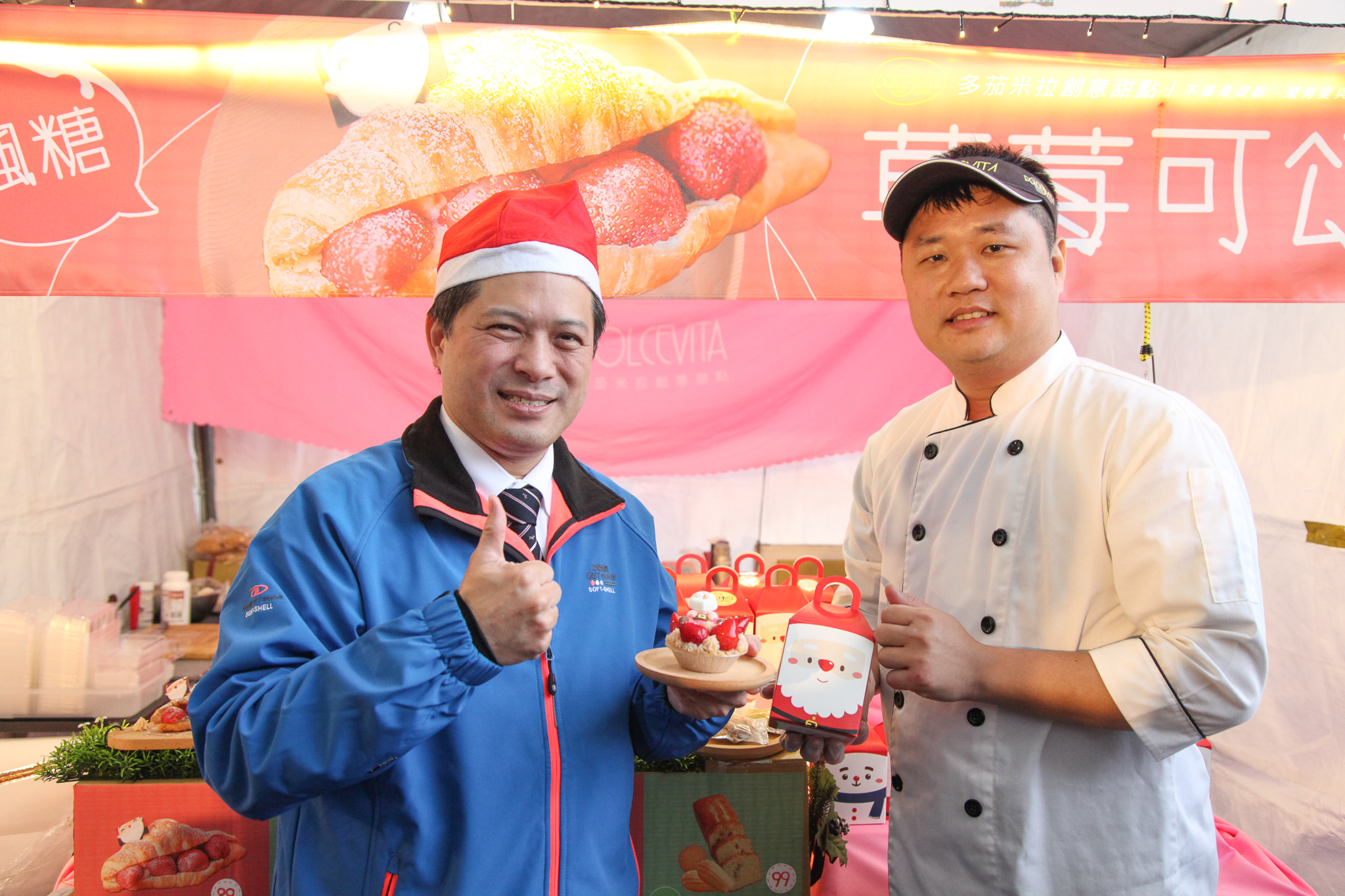 新北市副市長吳明機（左）現場巡攤，也歡迎大家週末一起來逛市集