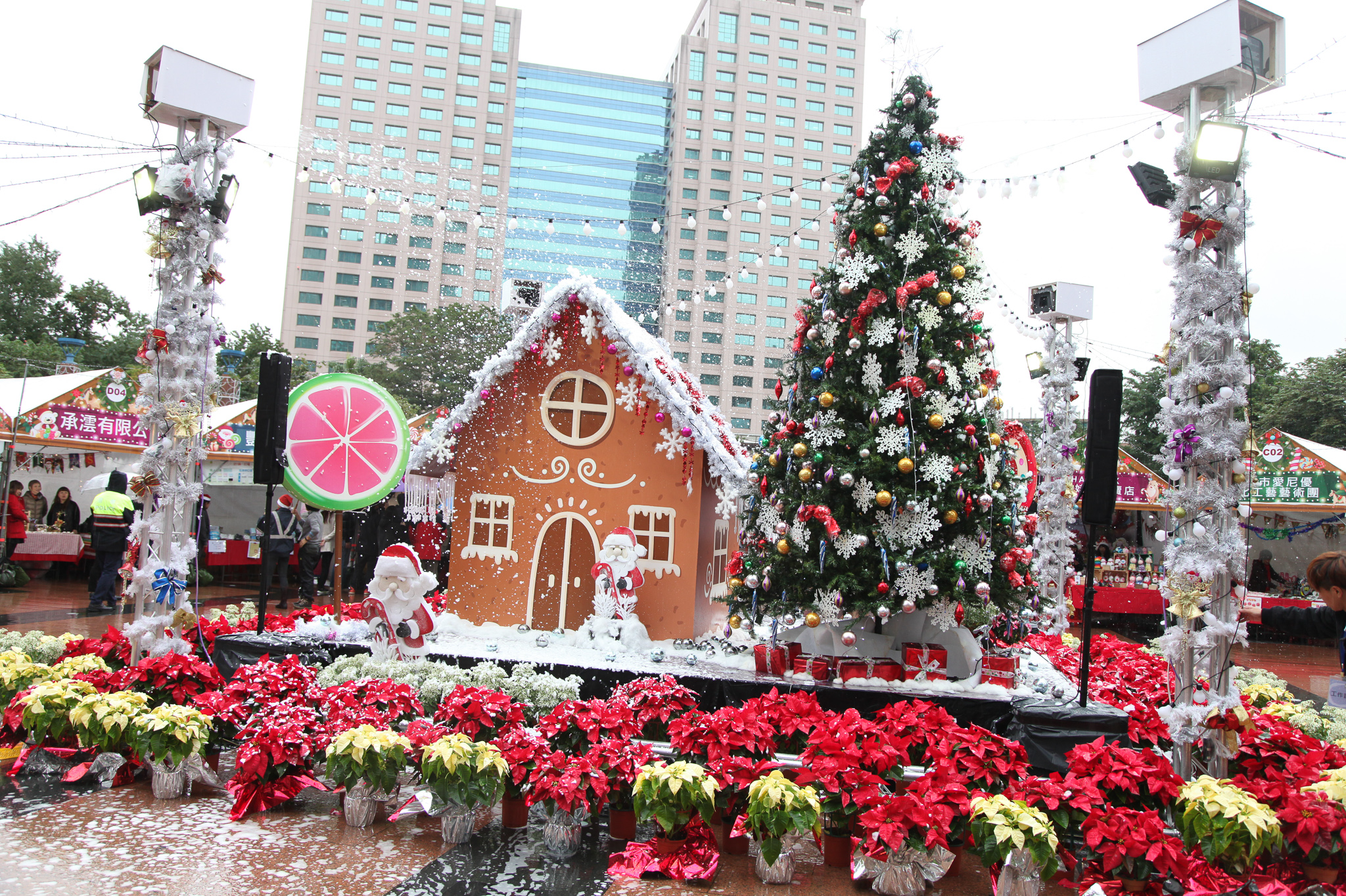 新北耶誕市集設置大型薑餅屋、棒棒糖、耶誕樹及耶誕雪景等浪漫造景