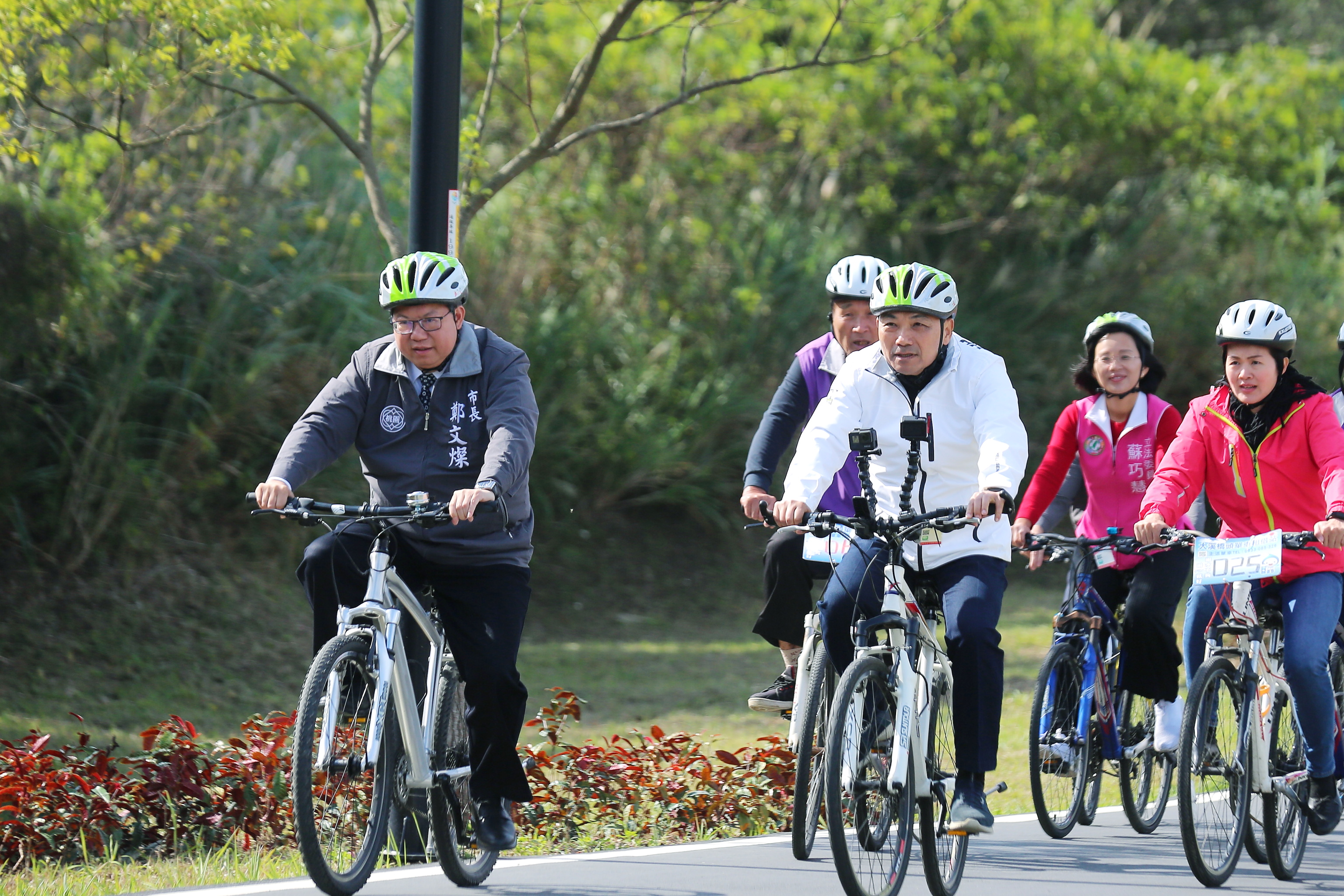 新北及桃園的大漢溪自行車道正式開通，侯友宜市長與鄭文燦市長一同騎乘體驗