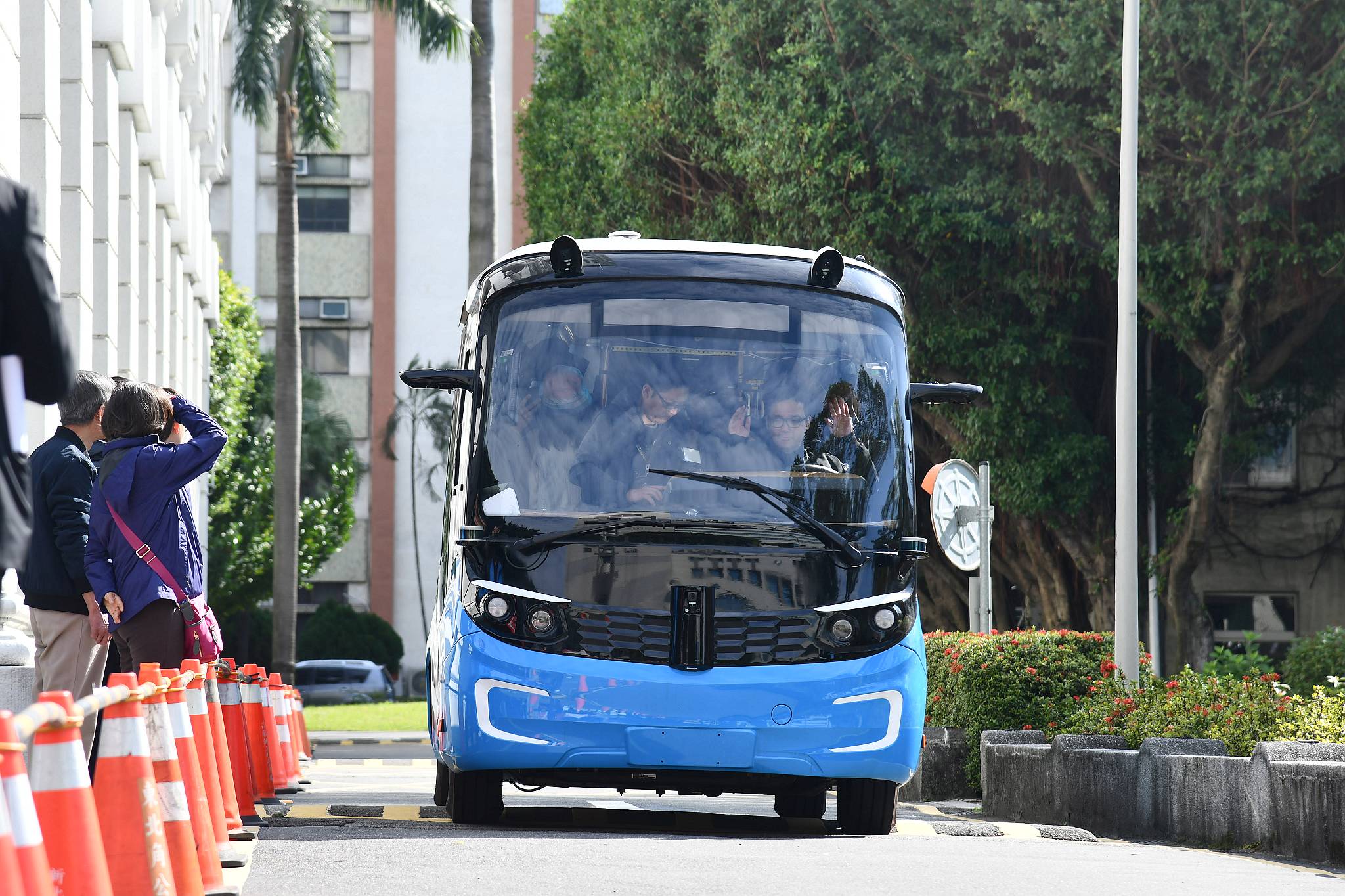 新北市府與交通部合作，在淡海新市鎮推動「智駕巴士」，作為淡海輕軌的接駁電動巴士。