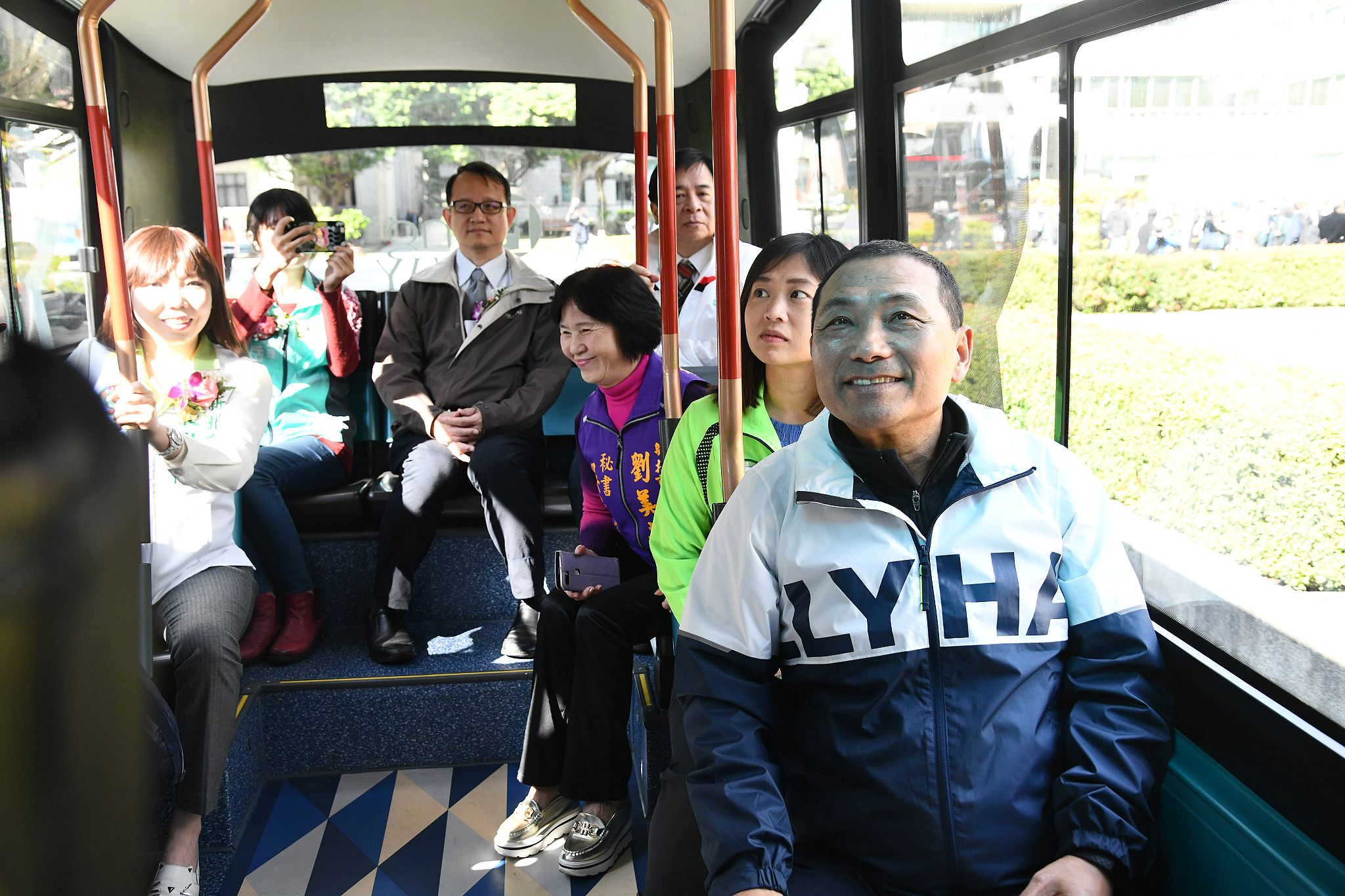 市長侯友宜試搭「智駕巴士」，並歡迎大眾一起來體驗「智慧交通生活」。