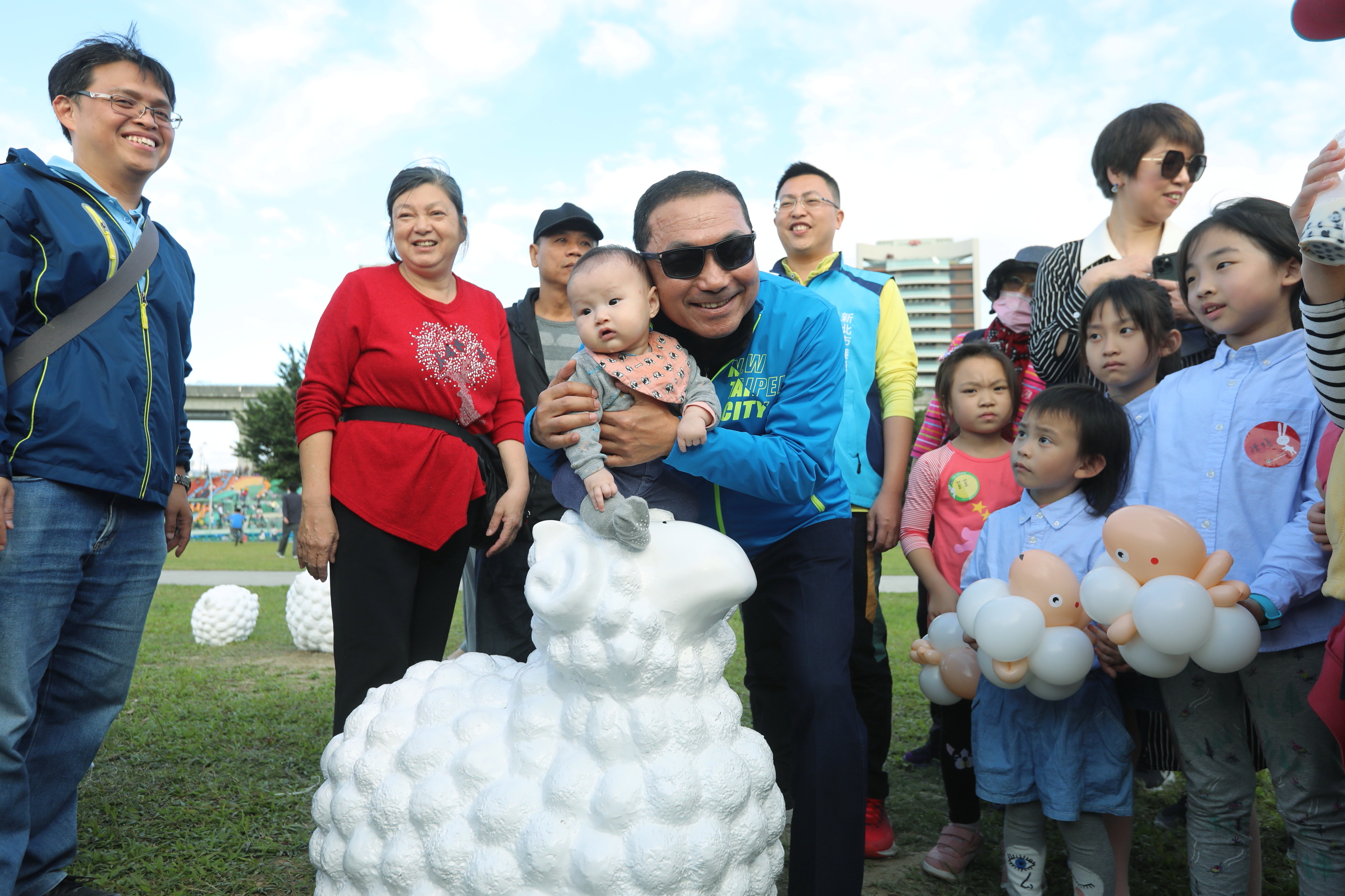侯友宜市長與小朋友參觀新北大都會公園戶外藝術《詩步領羊》
