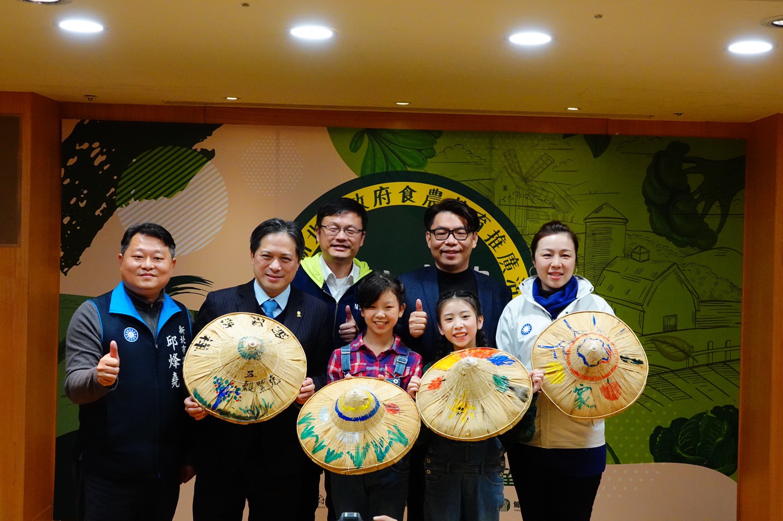吳明機副市長與學童一同展示彩繪好的斗笠