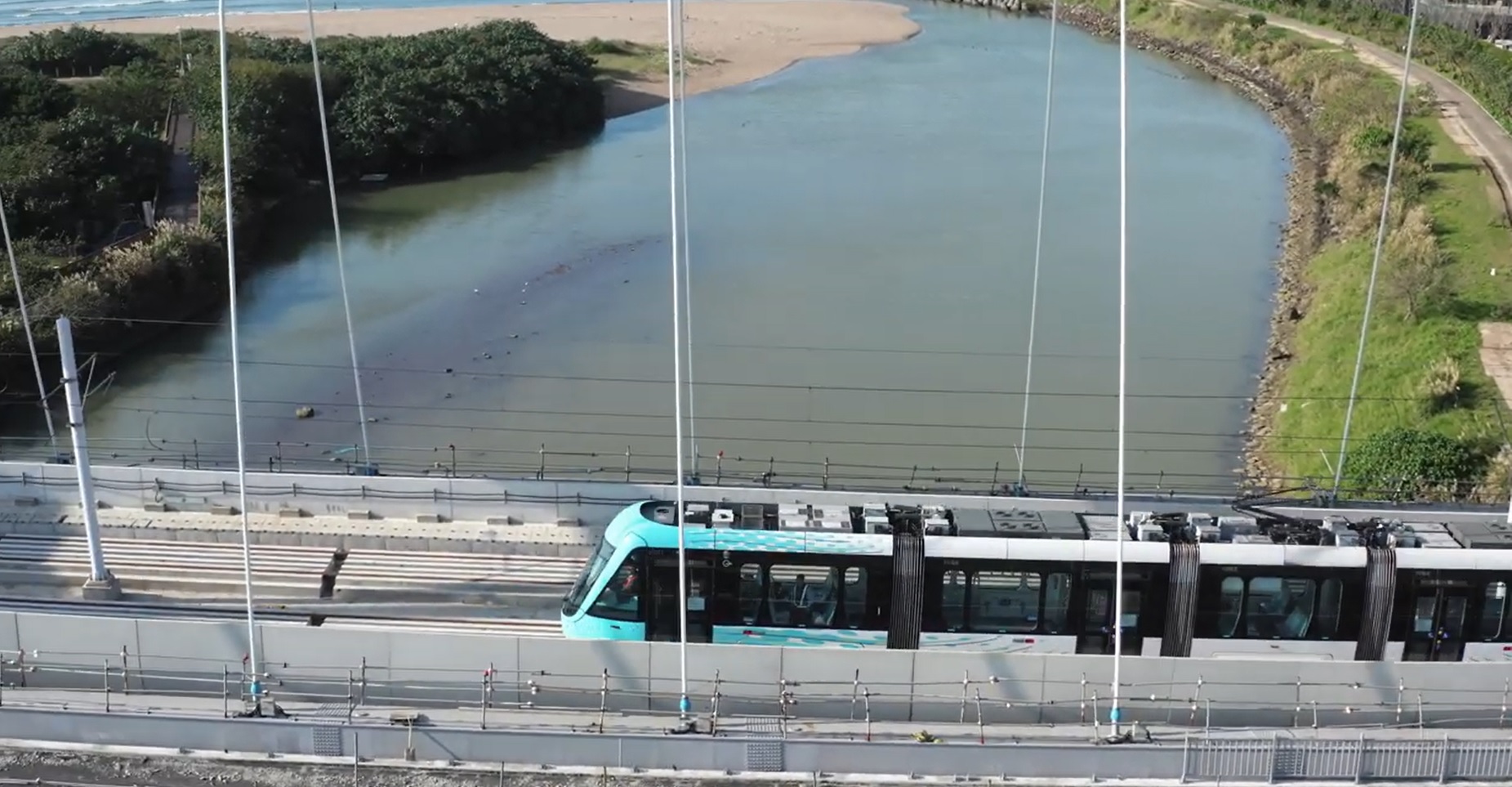 淡海輕軌列車測試行駛於藍海橋上