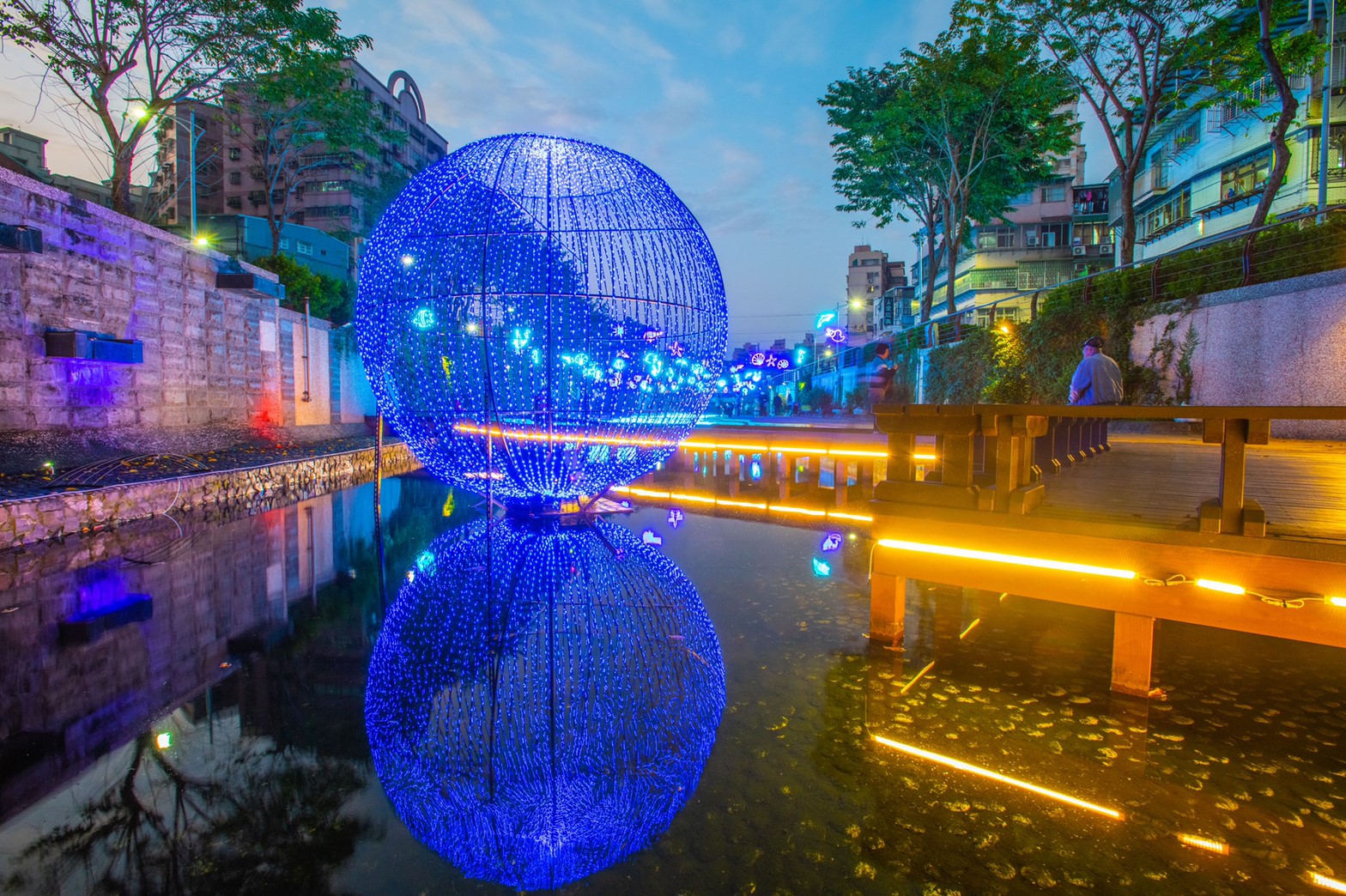 池中央放置直徑4米主視覺圓球，日間為地標藝術作品，夜晚則利用點控動畫技術，變身為魔幻燈光的地球