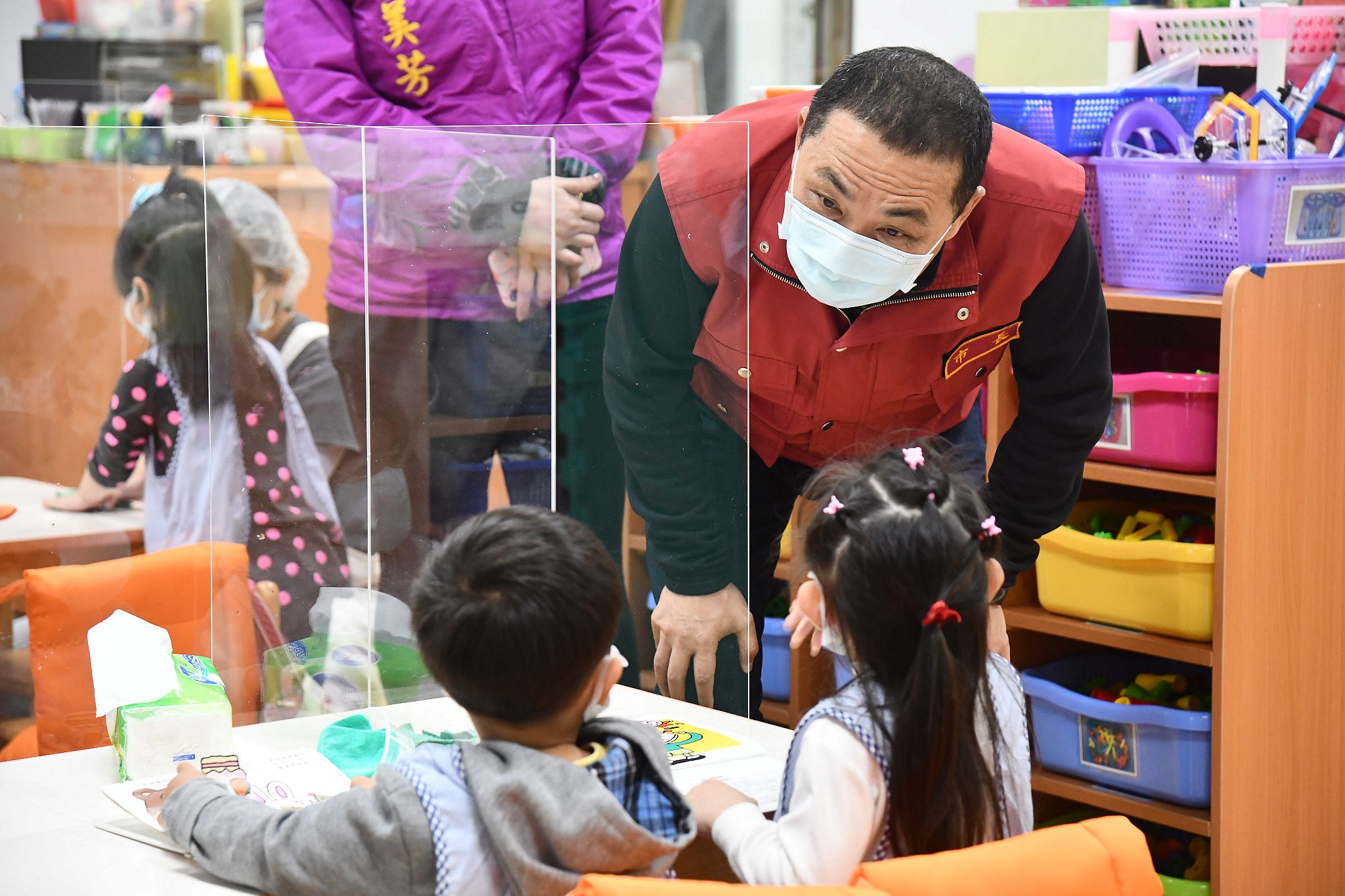 侯市長肯定文聖國小特別訂製透明隔板供幼兒園孩童使用，讓孩童對坐的時候多一層防護，避免用餐時發生飛沫傳染。