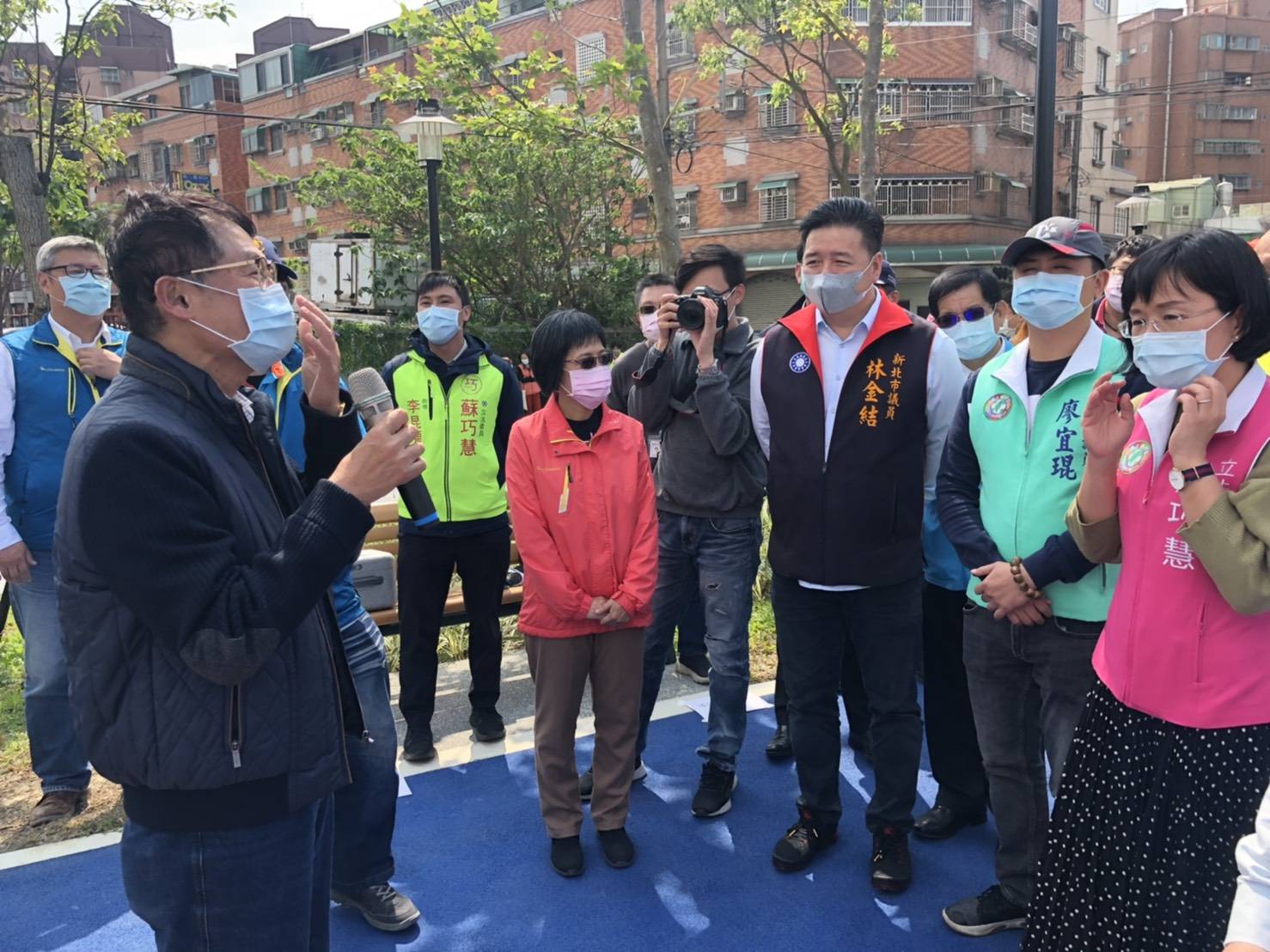新北市副市長陳純敬（左）聽取新工處簡報鳳鳴公兒二公園後，宣佈正式啟用