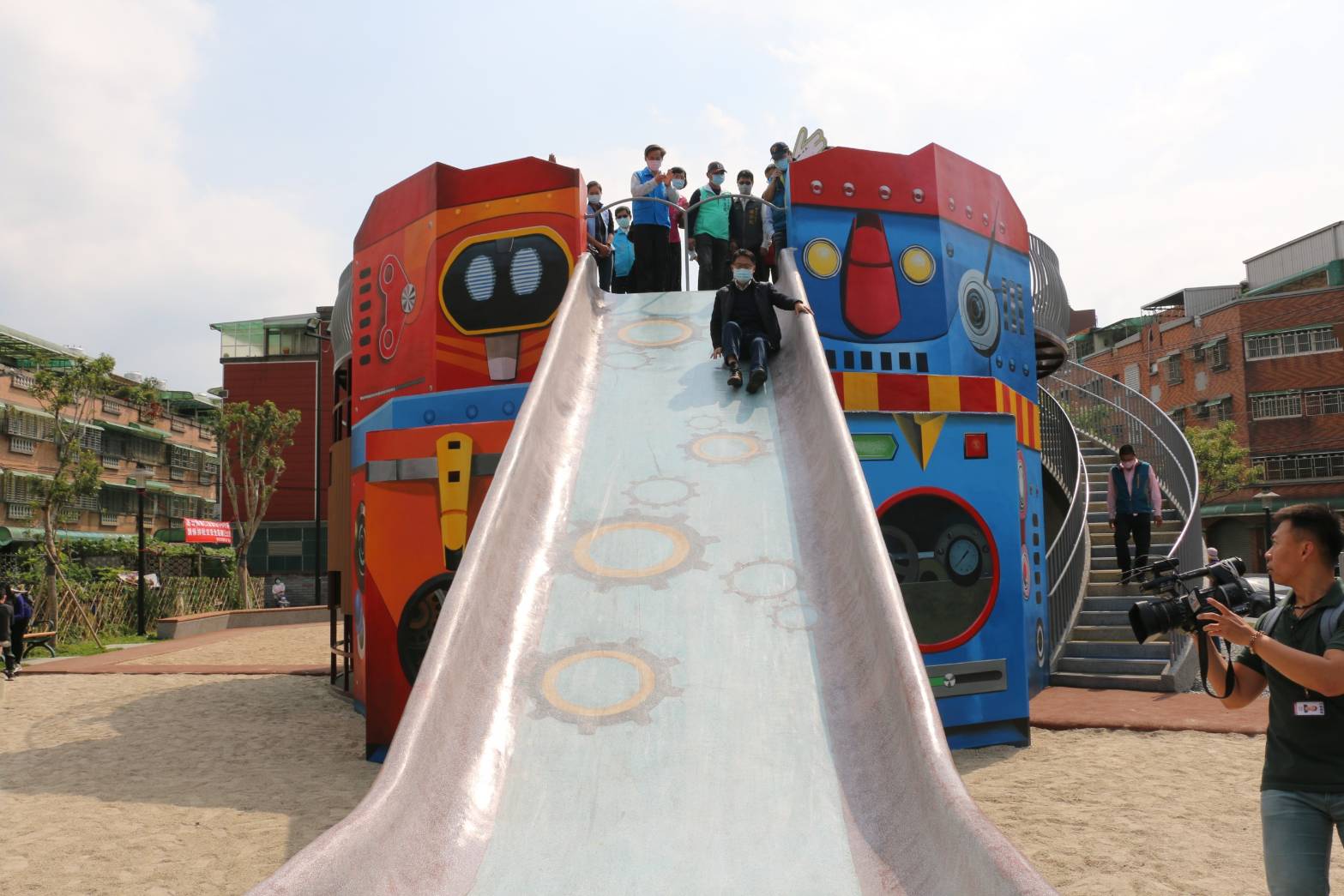 以機器人為主題的鶯歌鳳鳴公兒二公園，機器人造型的溜滑梯受到小朋友的喜愛