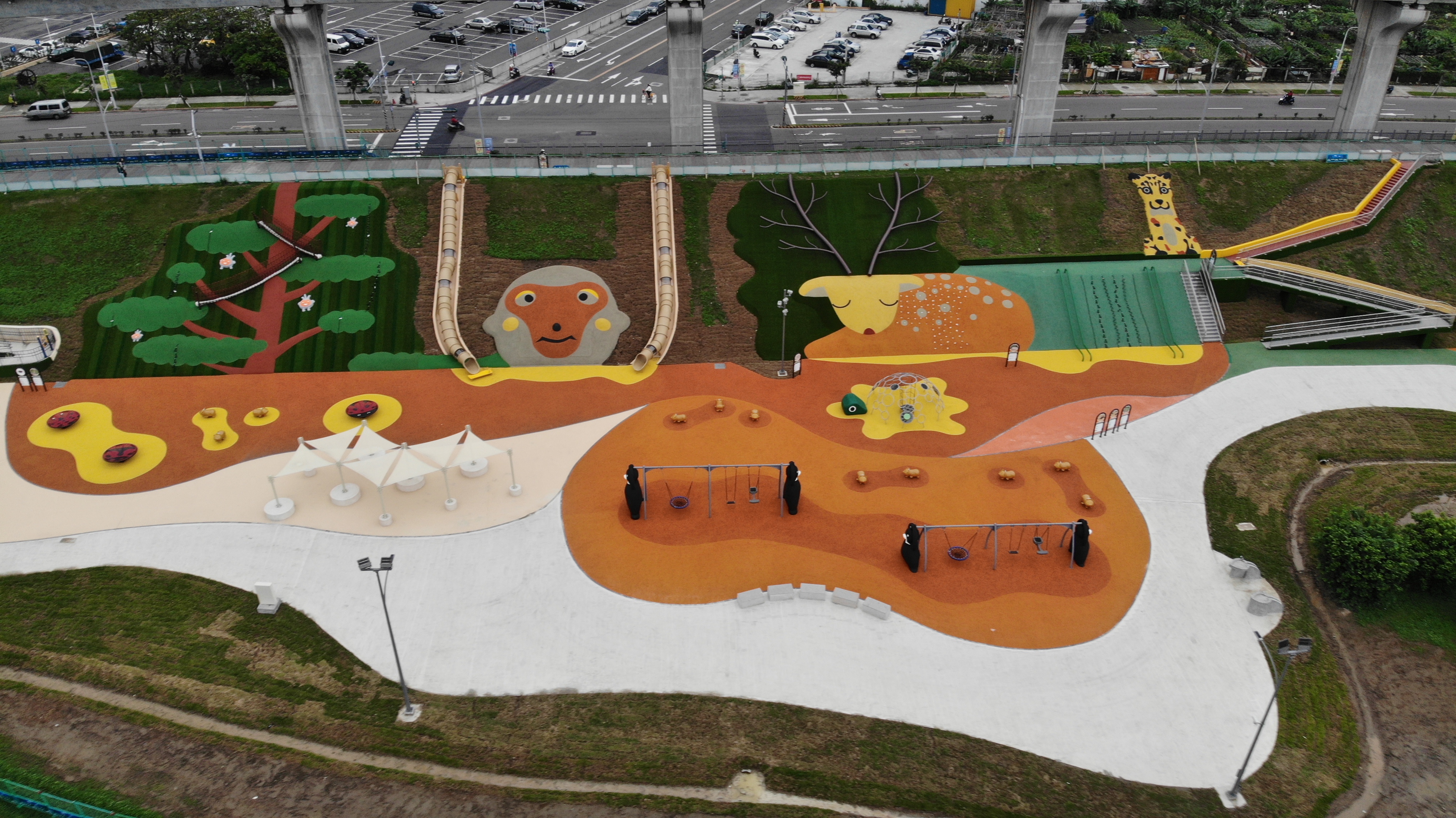 堤坡樂園是一座利用堤防施作各式遊具之全齡共融遊憩場所