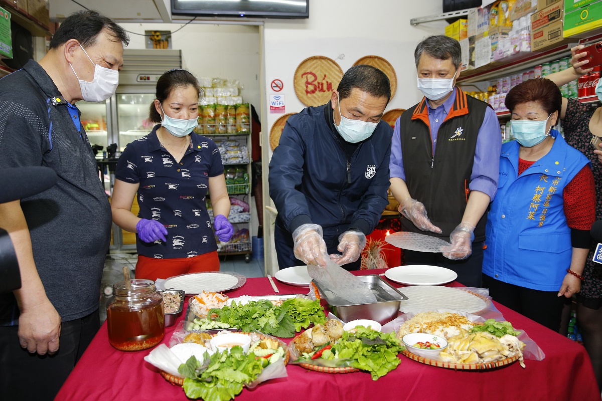 侯友宜市長向阮氏平學習包生春捲