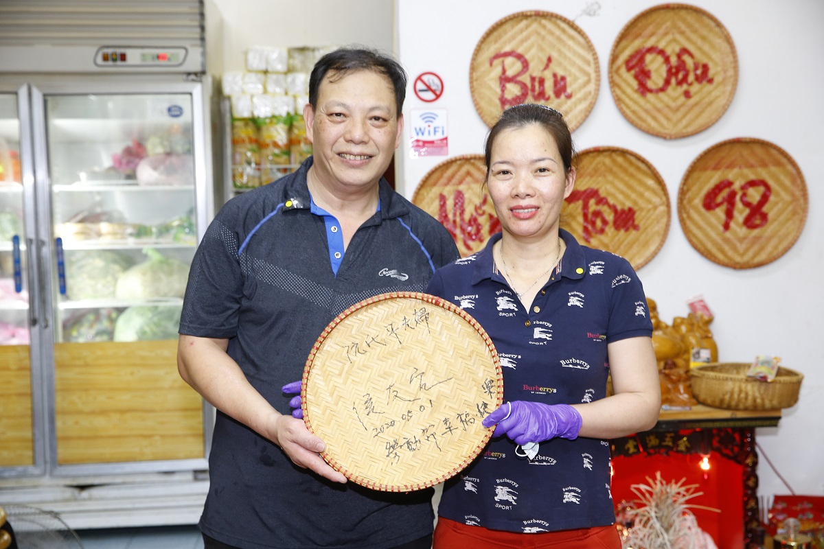 阮氏平夫婦店內合照