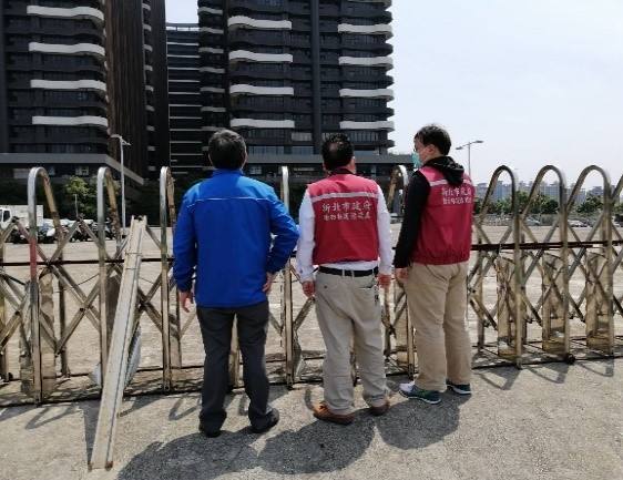 郵局旁空地常有浪犬聚集製造噪音工作人員無法進場作業協調用地機關協助