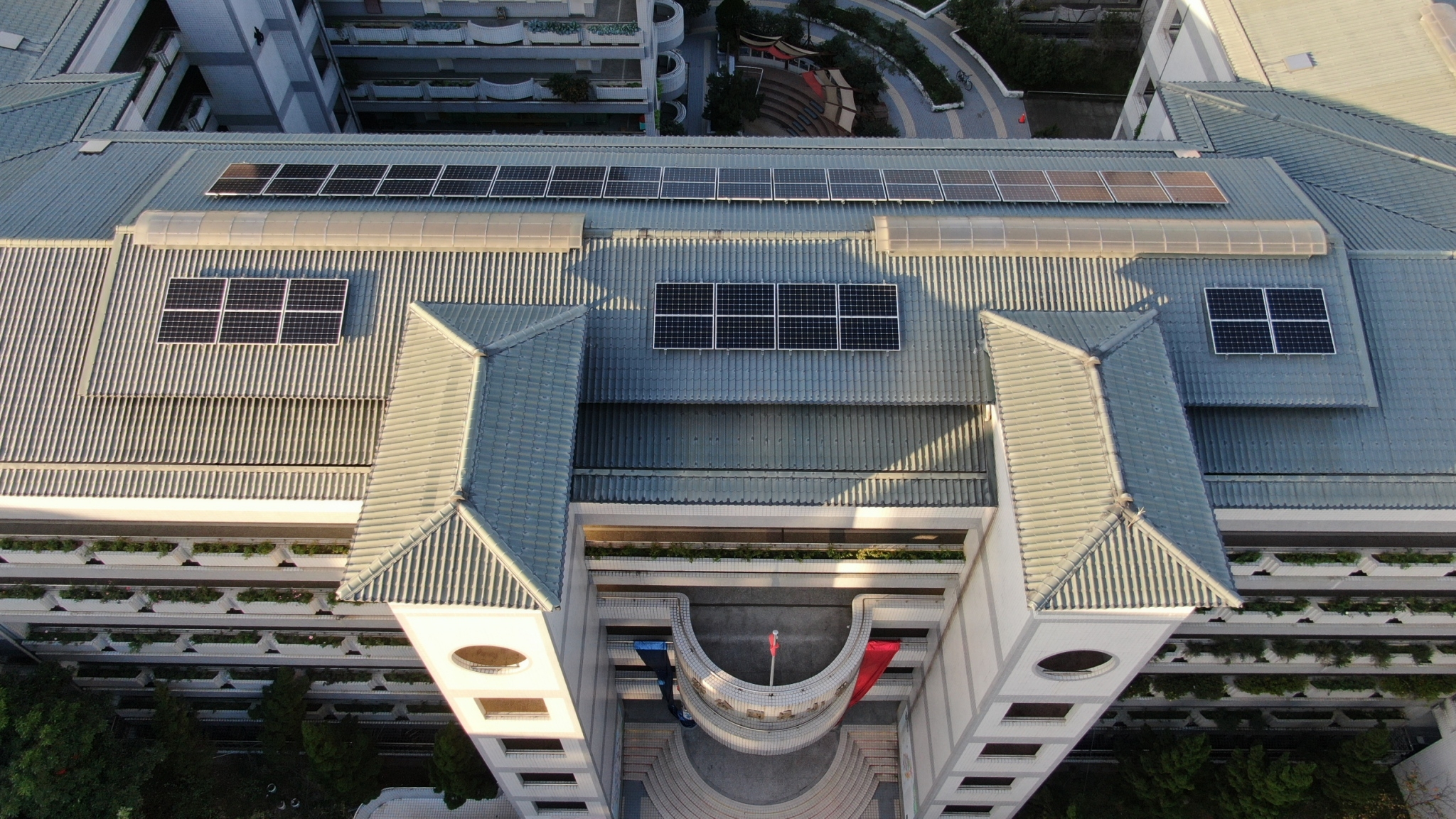 鄧公國小公民電廠已完工，是全台第一個在公有場域上設置完成的公民電廠