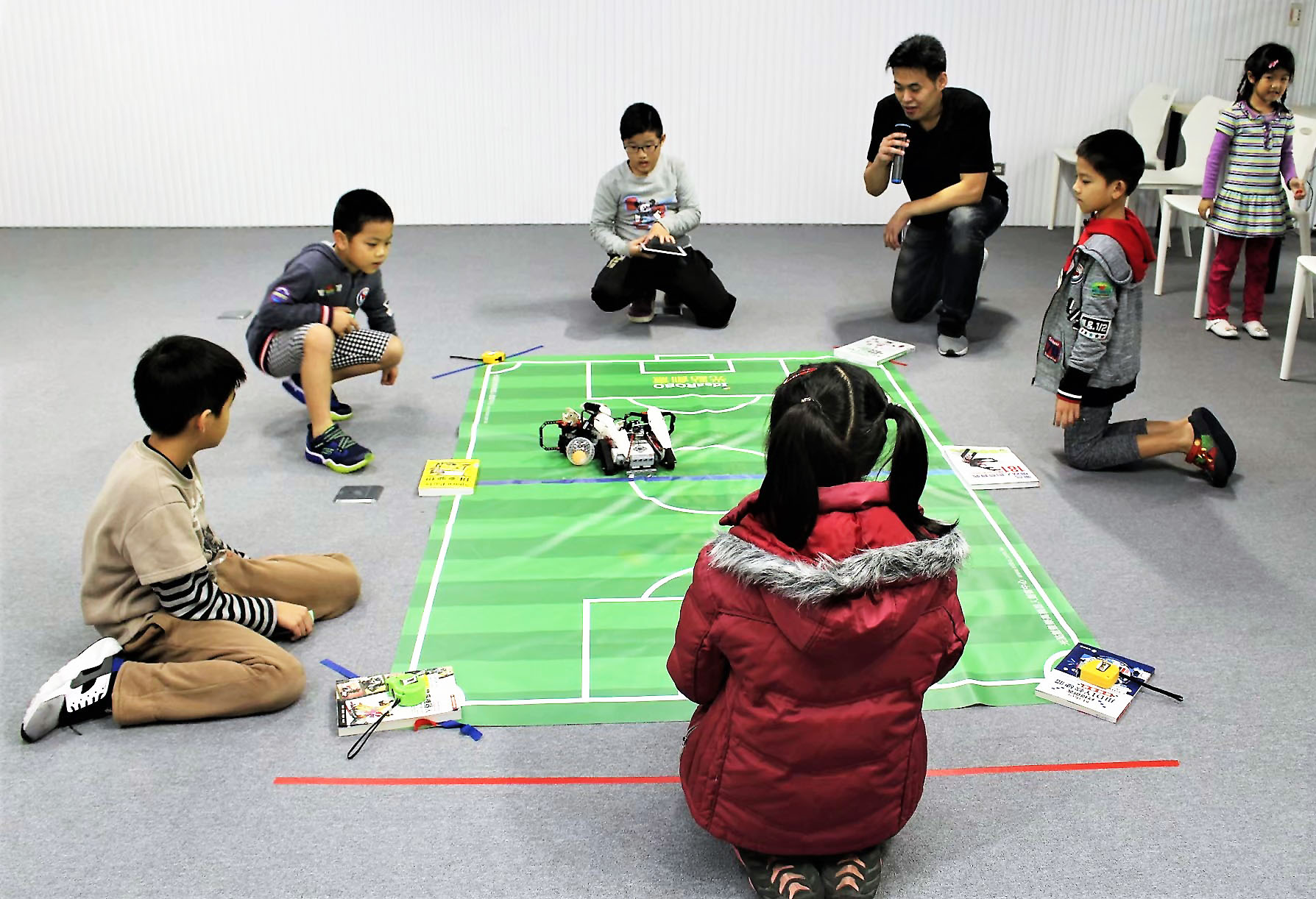 AI機器人陪你過暑假!迎接暑假,新北市立圖書館「暑假陪讀」特別配合108新課綱資訊素養,推出「AI在陪讀」活動,讓孩子可以利用暑假接觸AI科技建立科學思維