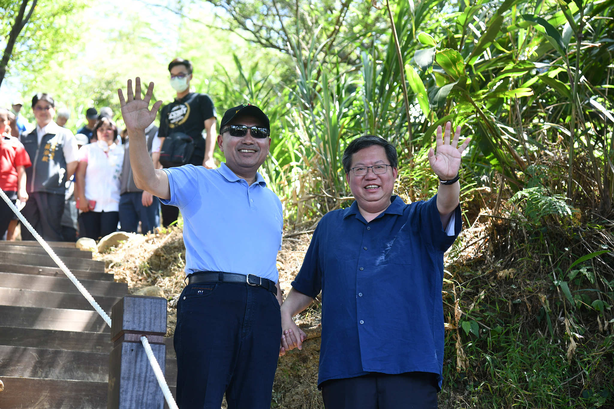 侯友宜市長與鄭文燦市長一同走進登山步道，感受山林氣息。