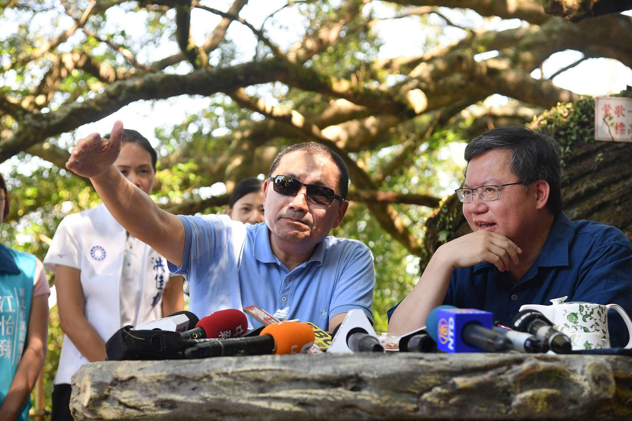 侯友宜市長與鄭文燦市長在百年榕樹下共同品茗。