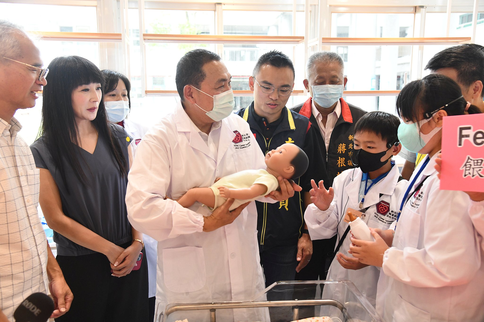 侯友宜市長與頭湖國小學生一起體驗照顧仿真電子嬰兒