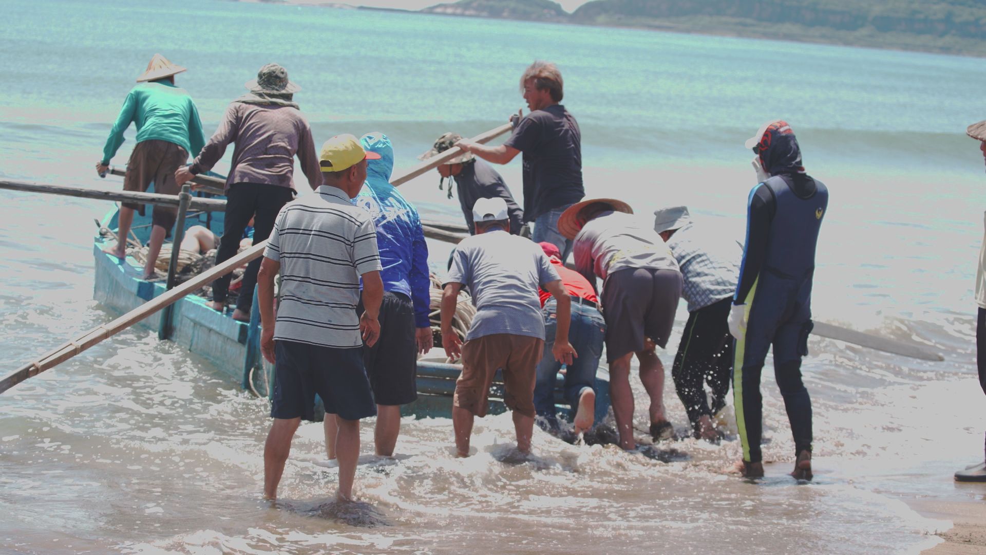 另項古老傳統捕魚方式為牽罟文化，划著舢舨的漁民，先將曳地網撒到海裡，再由岸上的人協力拖行魚網上岸
