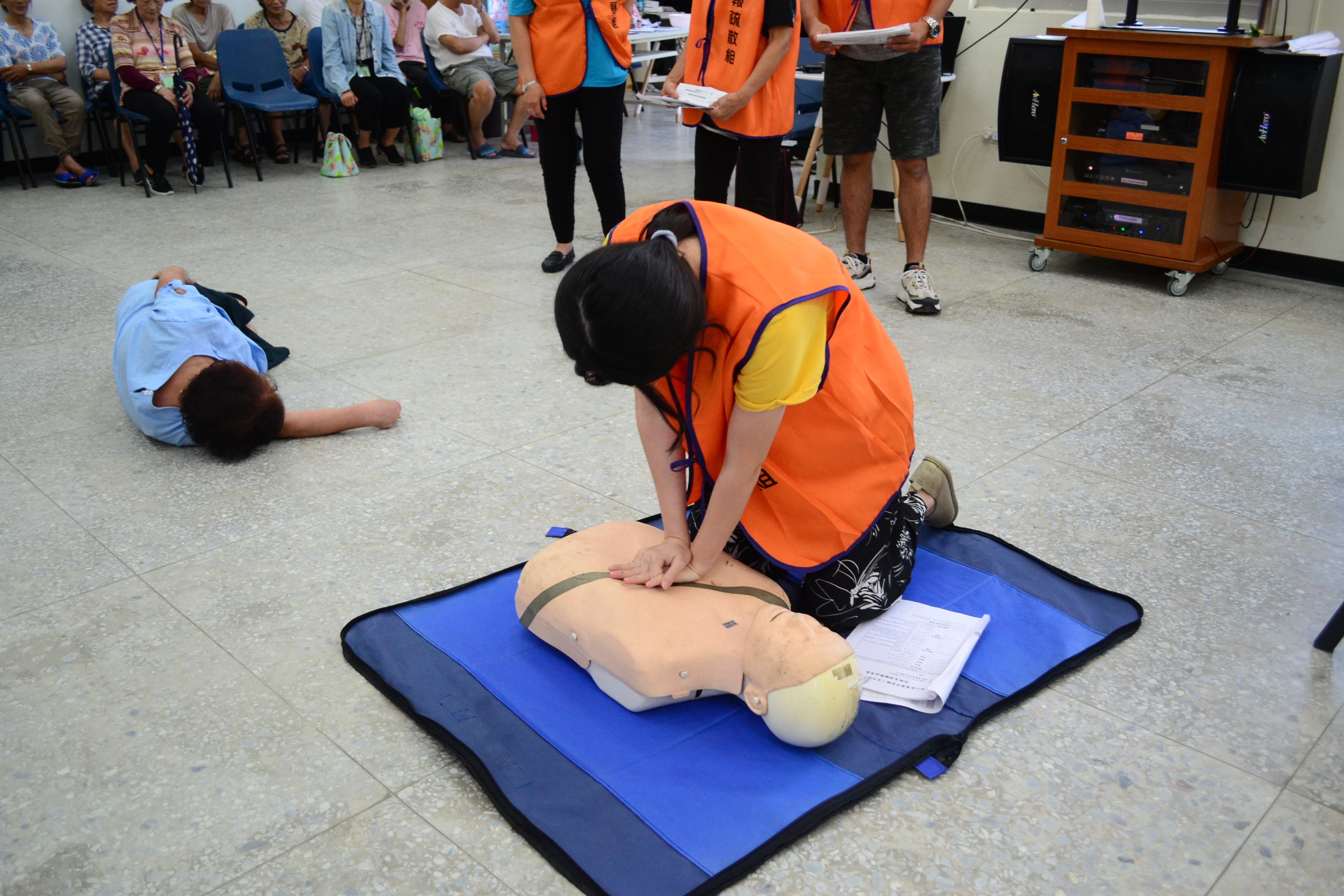 模擬里民路倒，實施CPR搶救