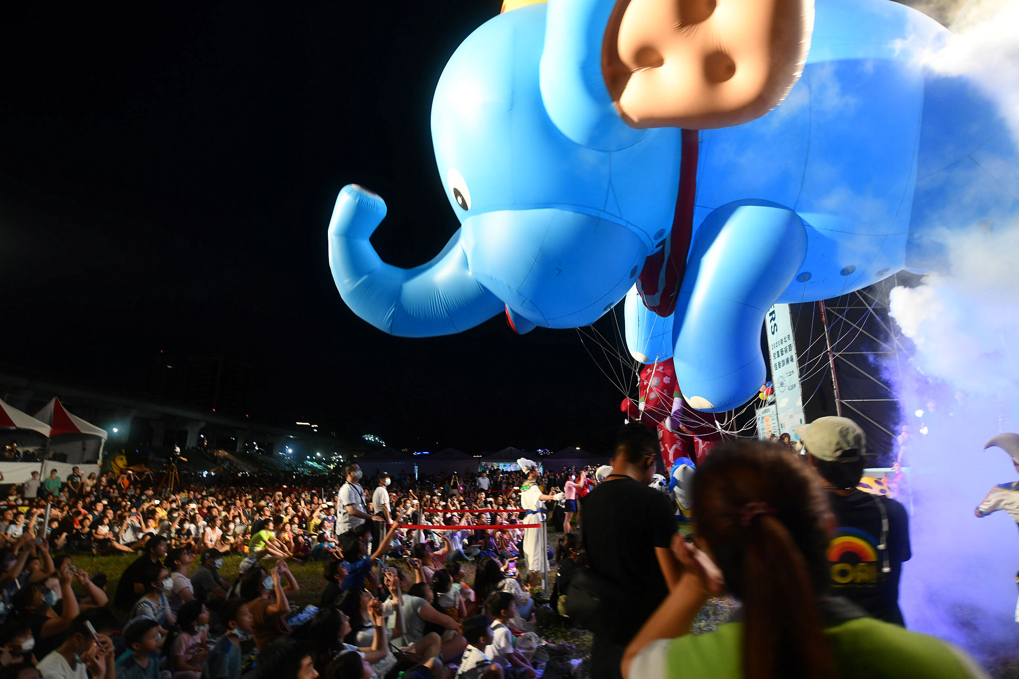 侯友宜現身與市民共同邀請巨型小飛象空飄氣球進場，為兒藝節拉開序幕。
