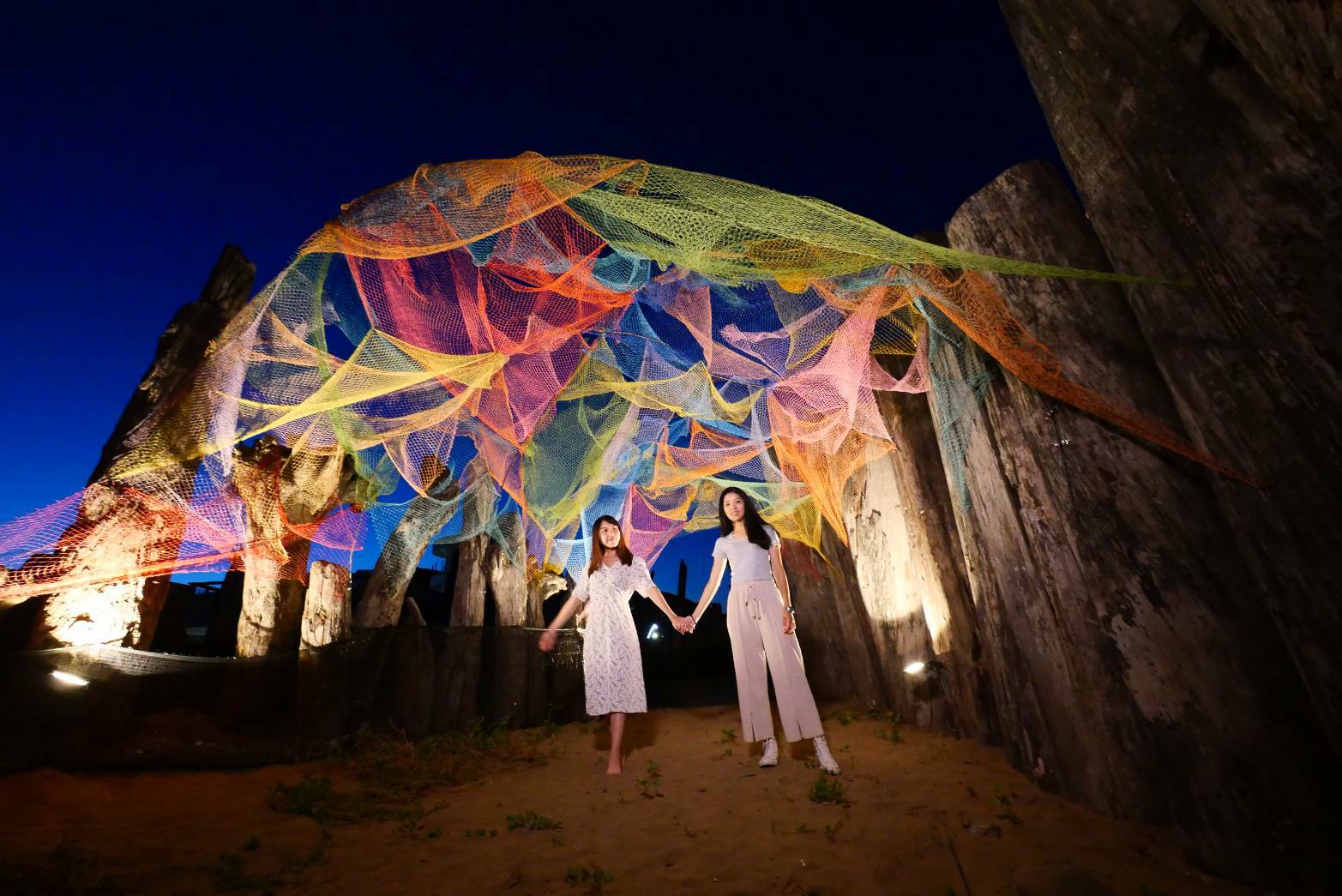 中角灣國際衝浪中心的藝術作品，夜空加上燈光投射，吸引人駐足拍照