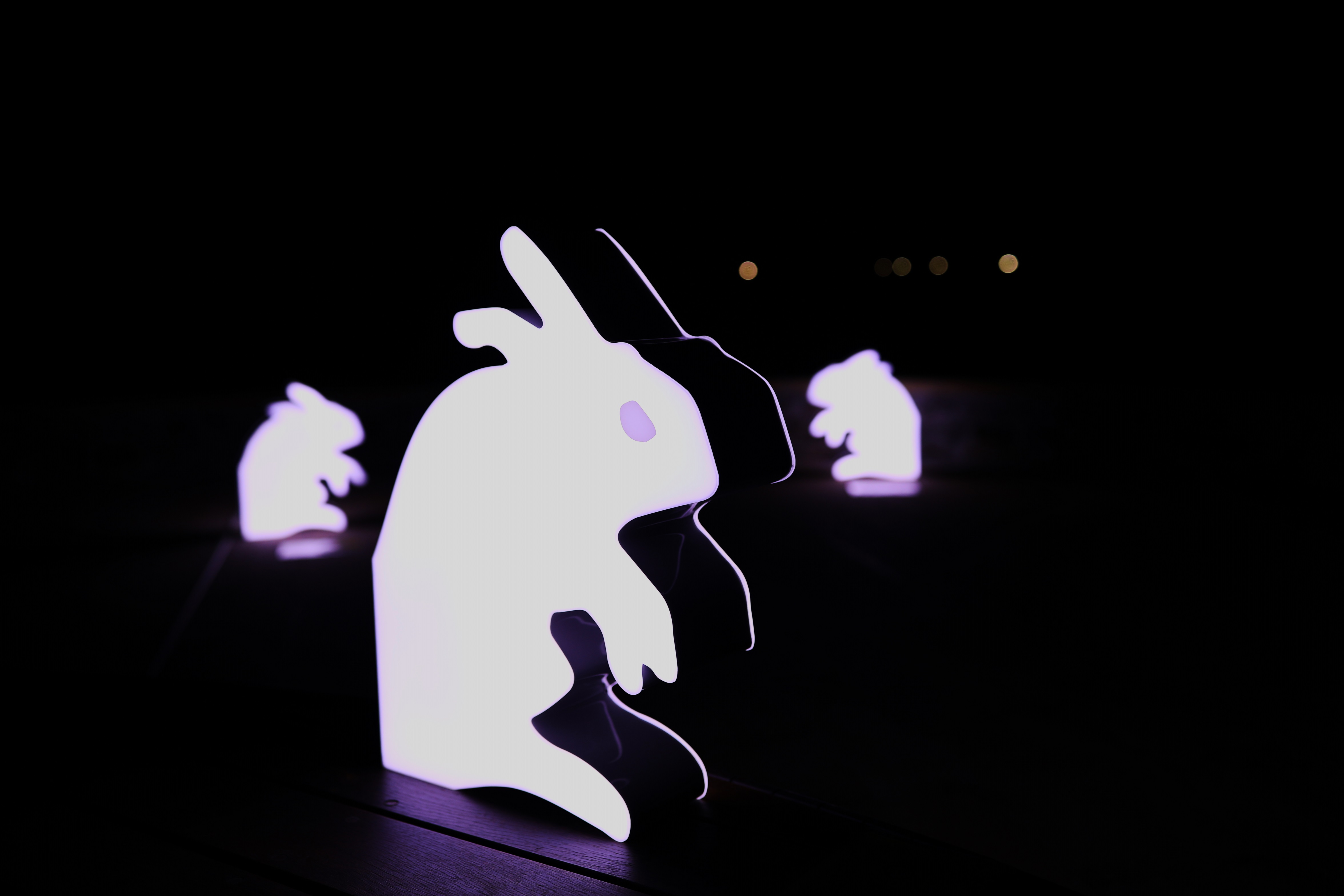 中角灣國際衝浪中心旁的藝術作品，三隻兔子閃著明亮的光
