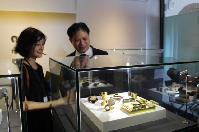 首飾組金質獎得主呂佳靜(左)向新北市副市長吳明機(右)介紹作品及創作理念