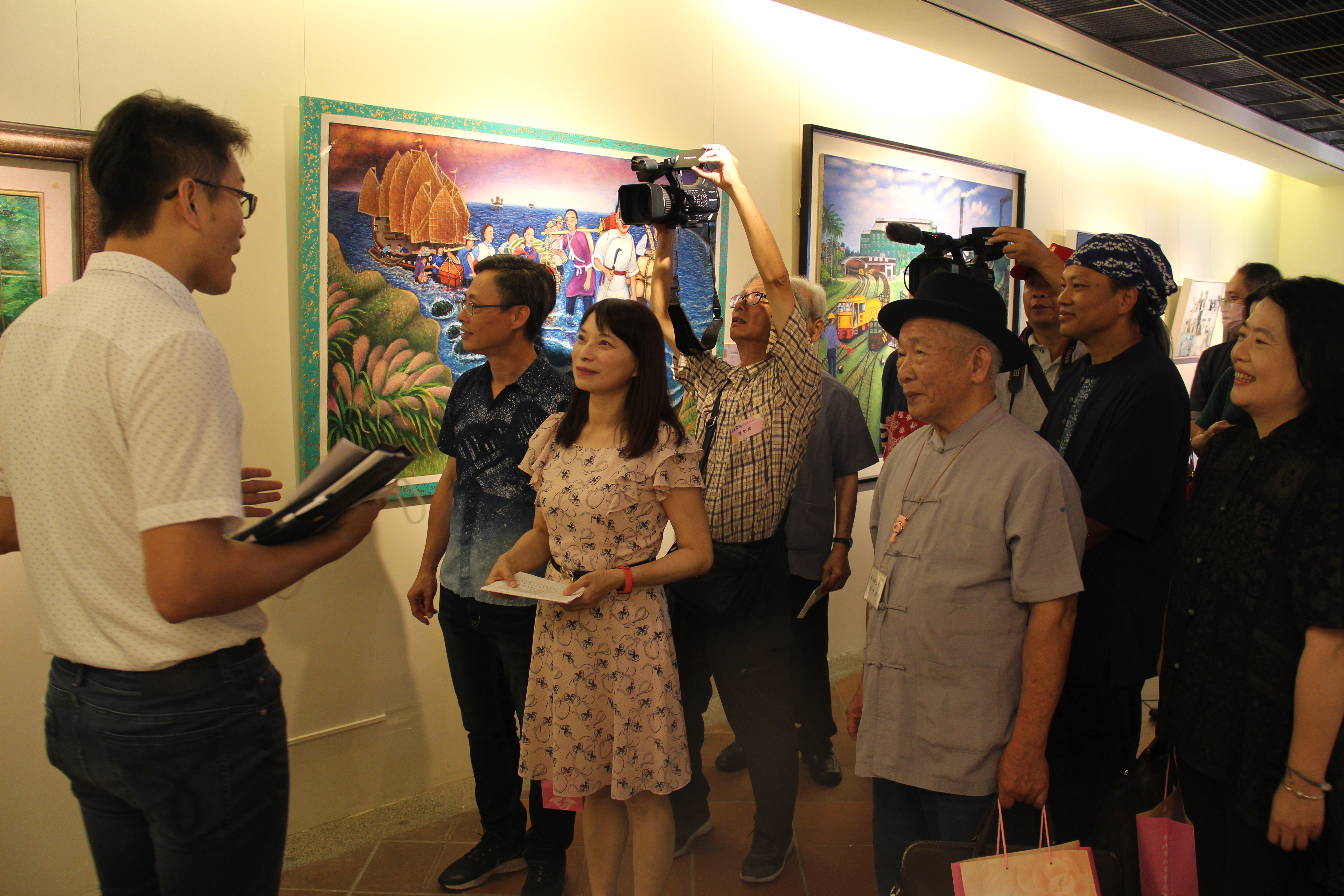林素琴局長與藝術家共同聆聽展覽解說