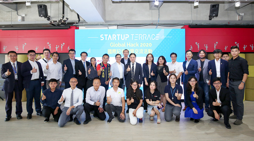 圓桌論壇企業與新創團隊針對「結合新創驅動企業創新」、「培育臺灣的新創生態」議題進行討論
