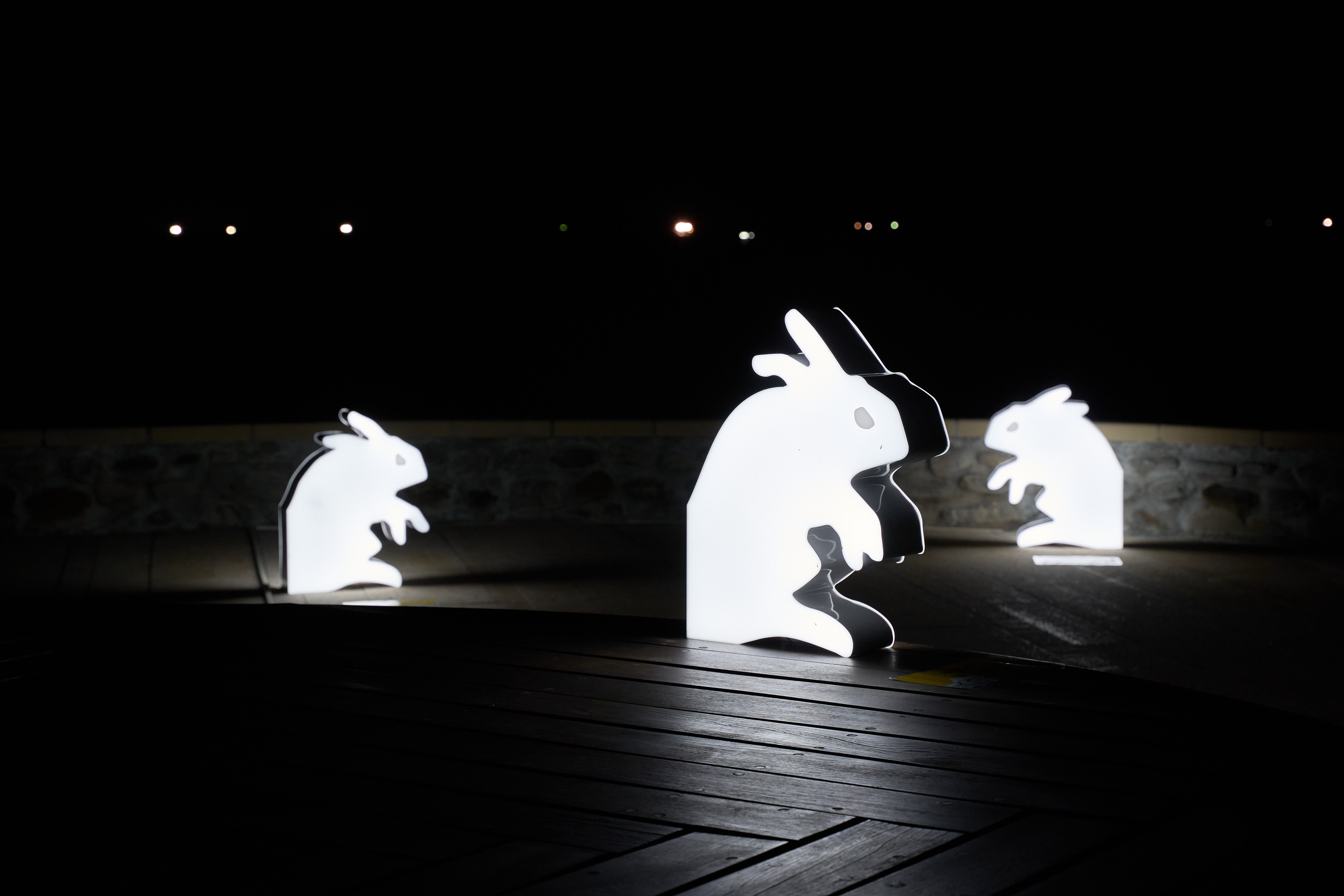 中角灣的藝術作品《影從光來－兔子》，黑夜中綻放光彩
