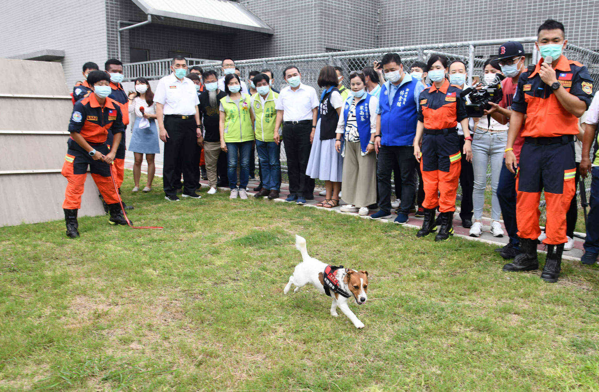 侯友宜市長前往搜救犬廳舍參觀。