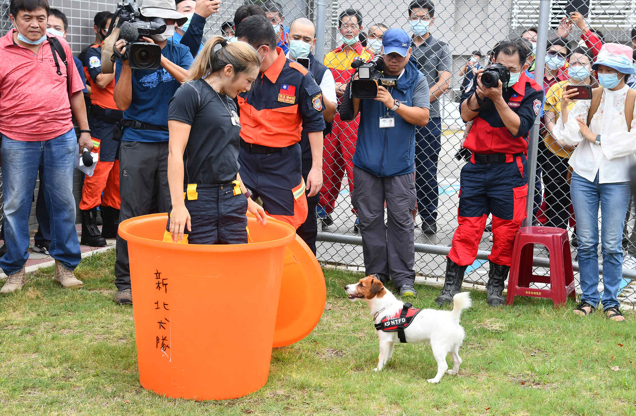 搜救犬浩克現場演練人臉搜索，模擬災難現場如何搜尋受困民眾。