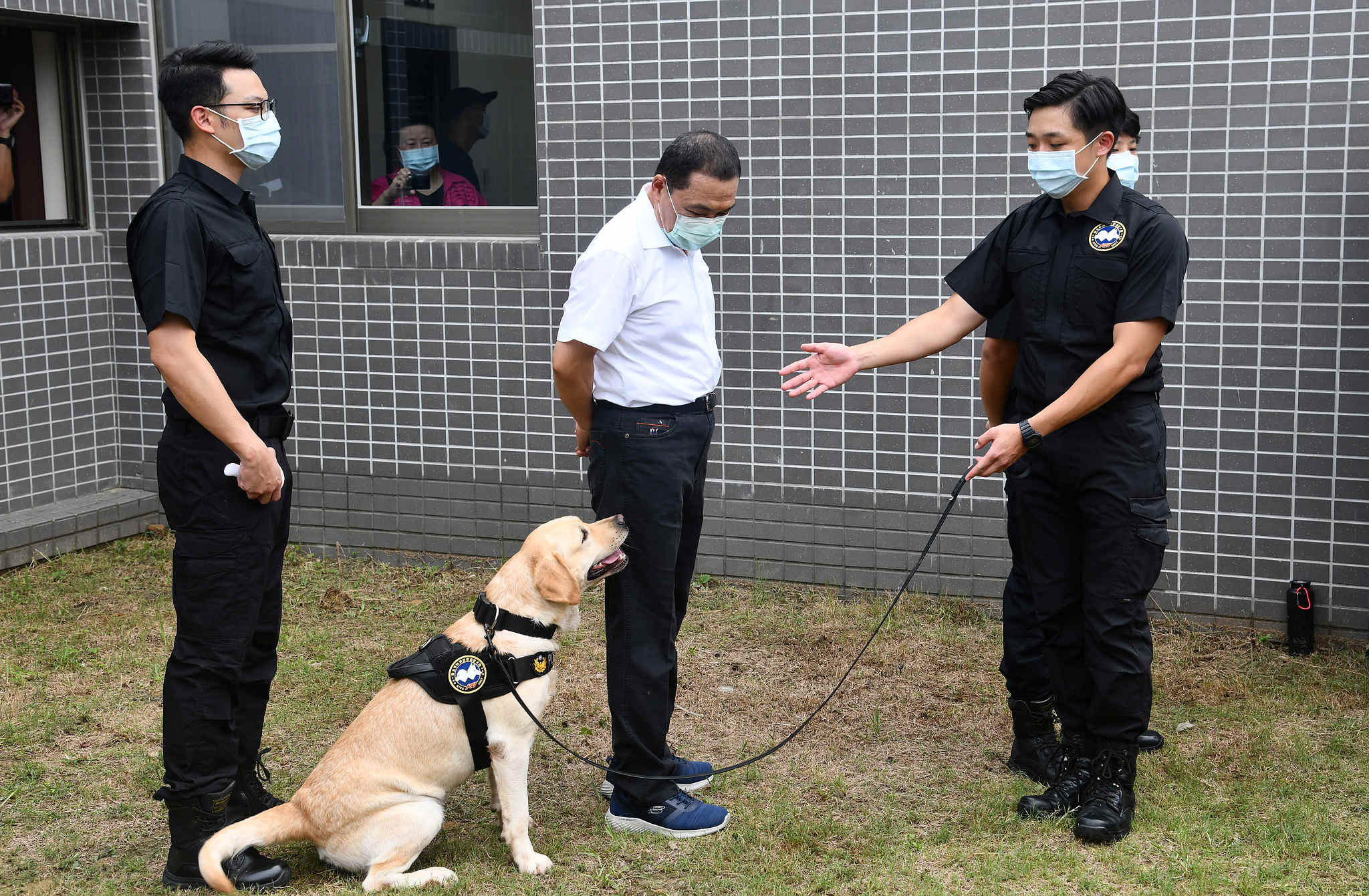 侯友宜市長與警犬福星進行互動，模擬搜索毒品過程。