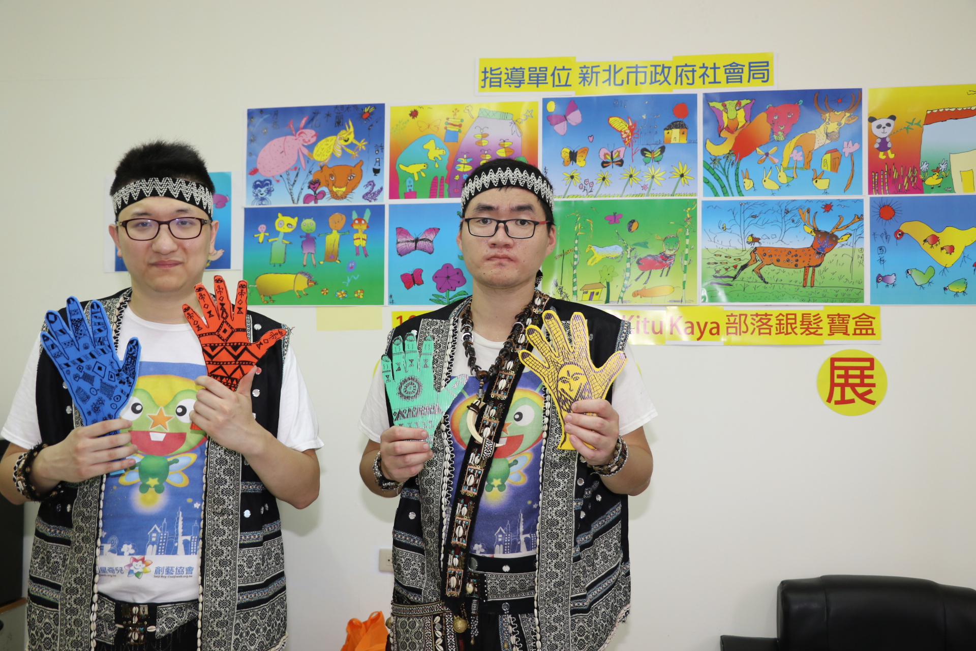 黃迺翔（左）和陳弈宏兩位星兒帶領部落長輩從塗鴉變藝術品