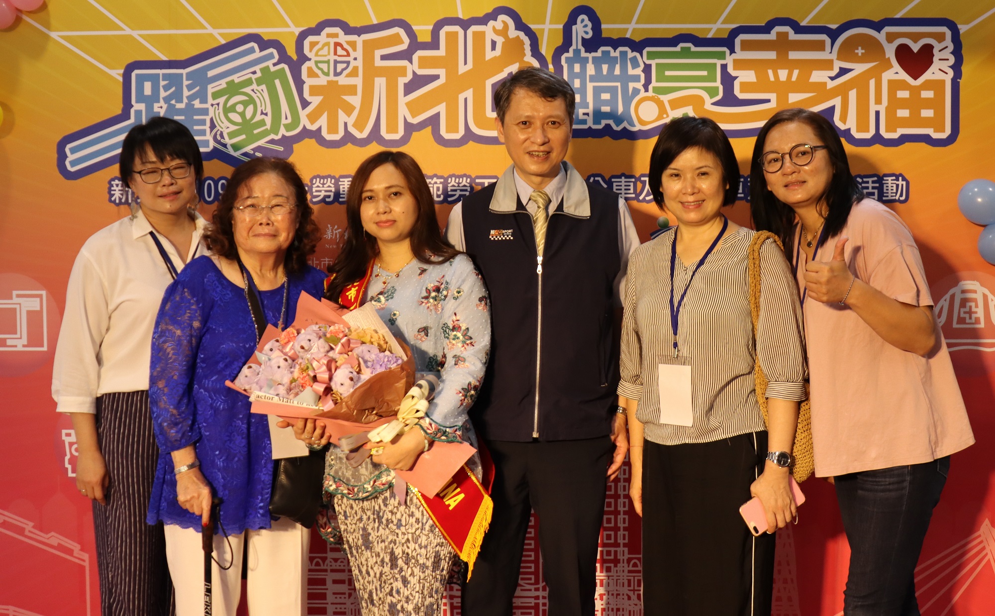 模範移工吳蘭(左3)偕雇主家人，與勞工局長陳瑞嘉合照