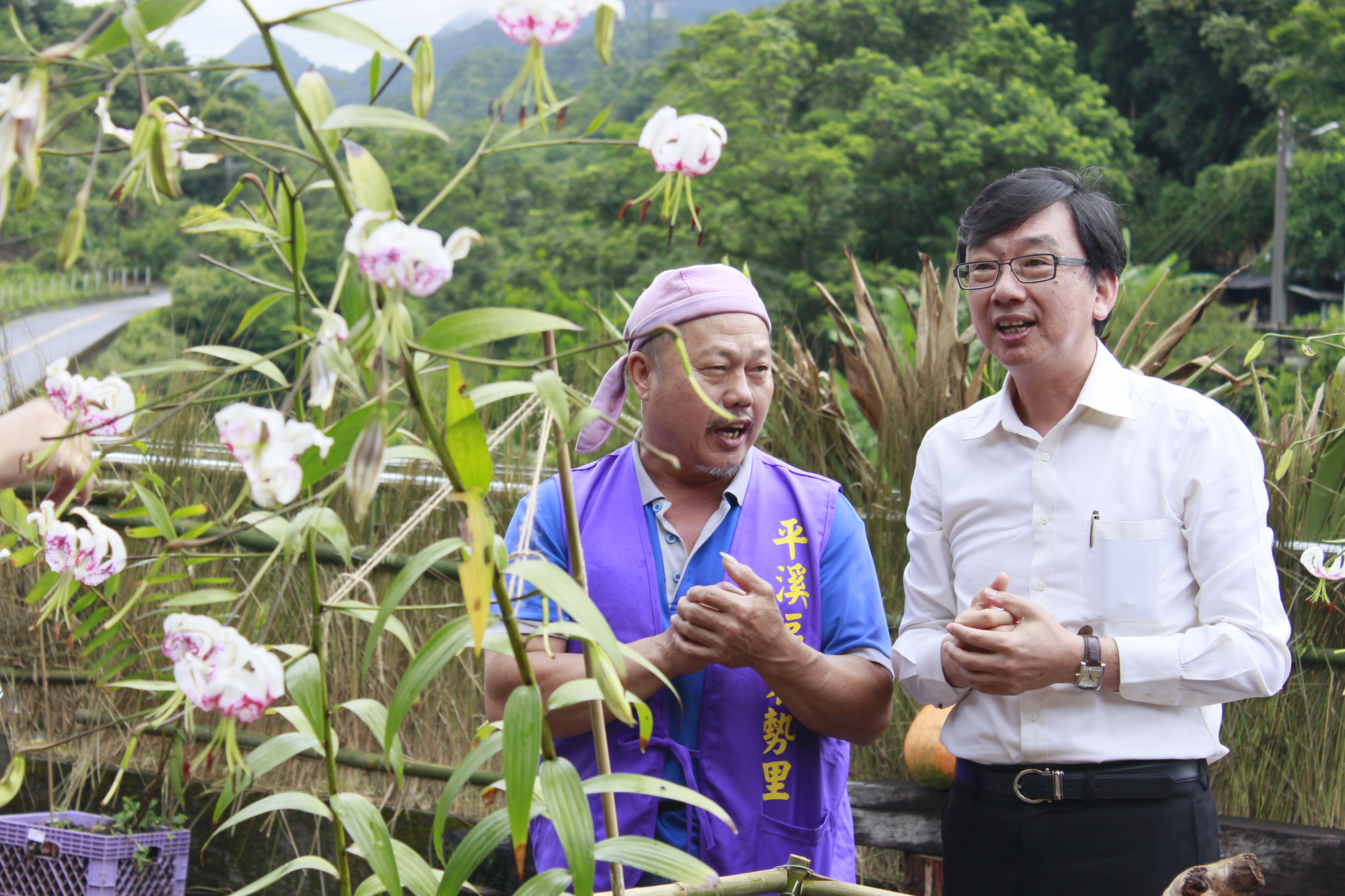 農業局副局長諶錫輝與紫東社區理事長潘水柳會場巡禮