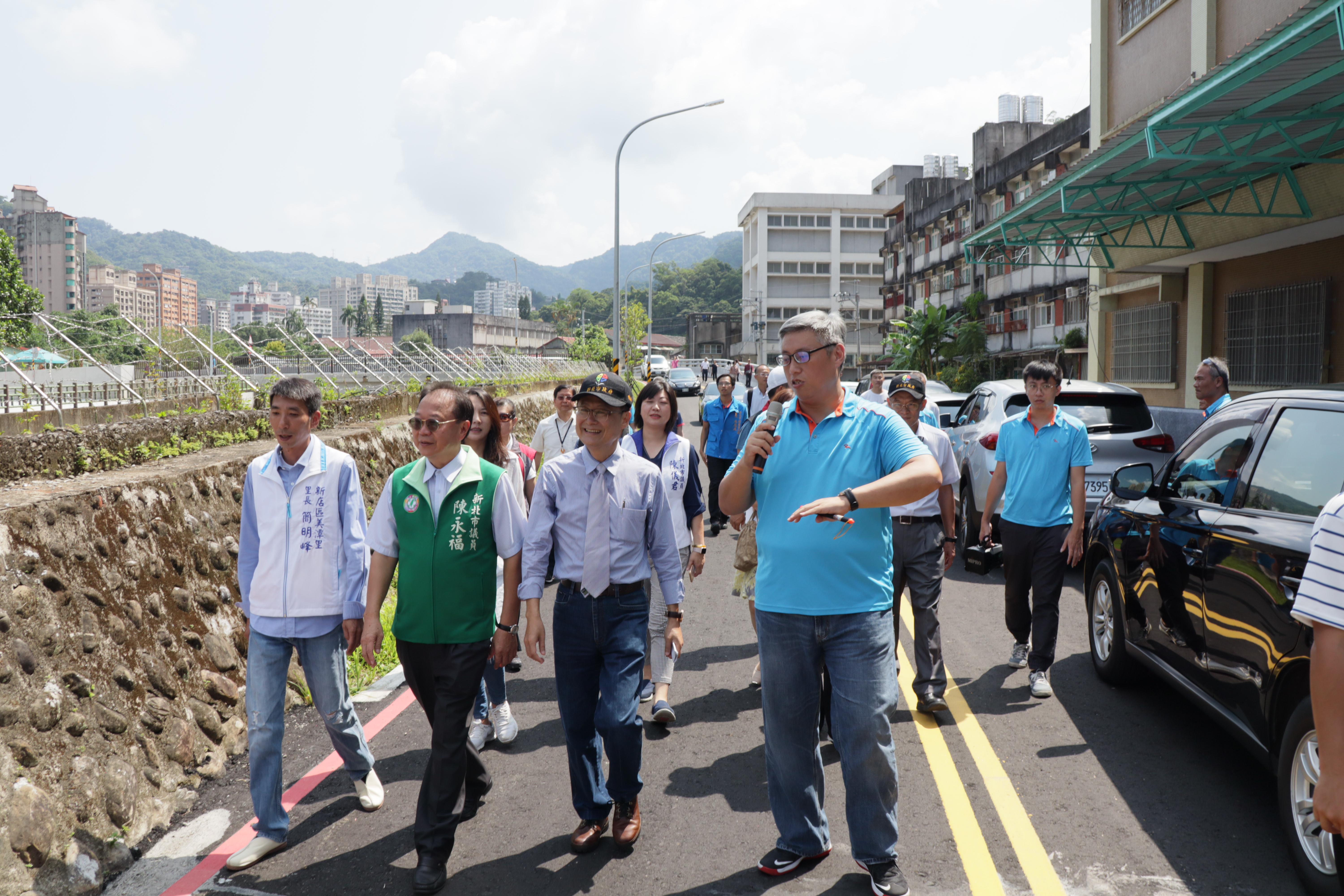 新北市副市長陳純敬(右二)視察青潭國小周邊道路開闢工程完工相片。