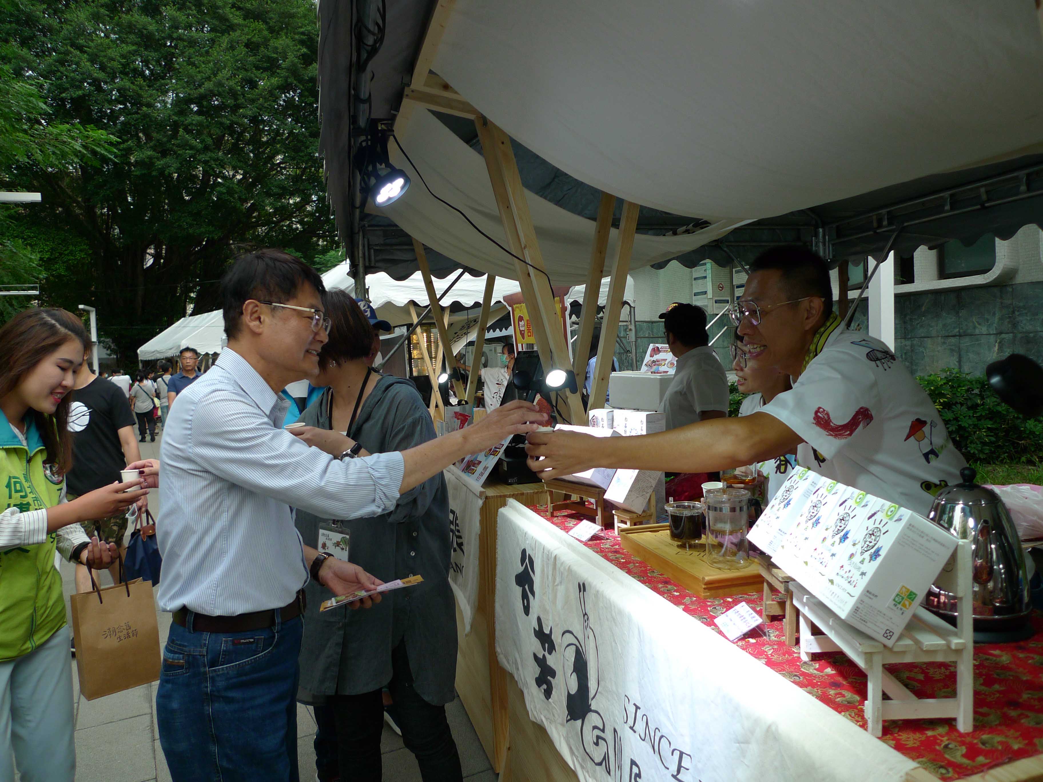 陳純敬副市長參觀現場攤位，品嚐新北好茶