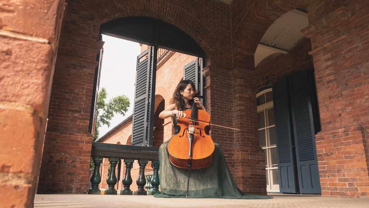 淡水紅毛城以浪漫風的音樂表演為主，圖中的跨界大提琴家張道文將至國定古蹟帶來世界級的演出。